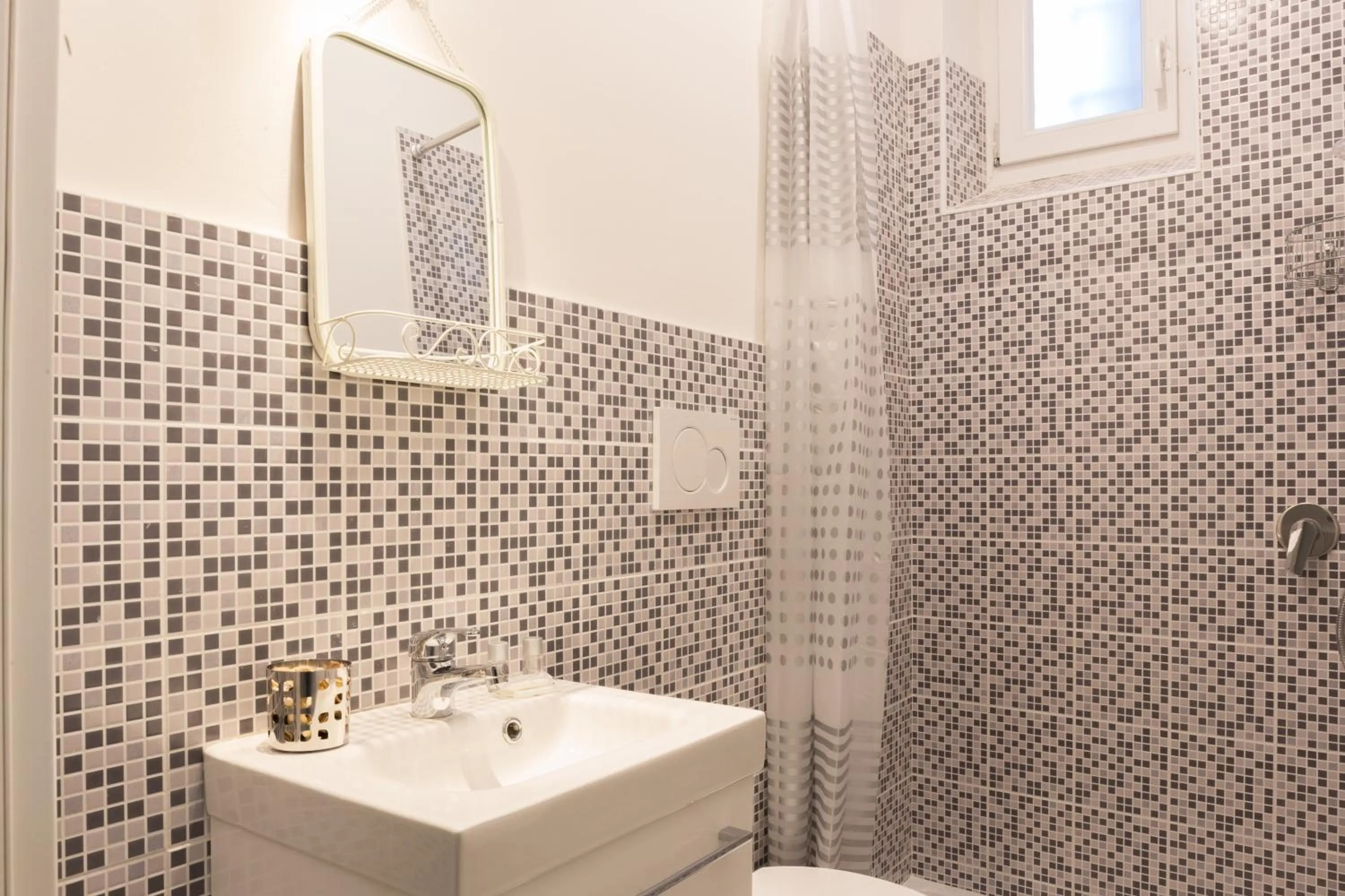 Shower in Pilastri Majestic Garden by Mmega