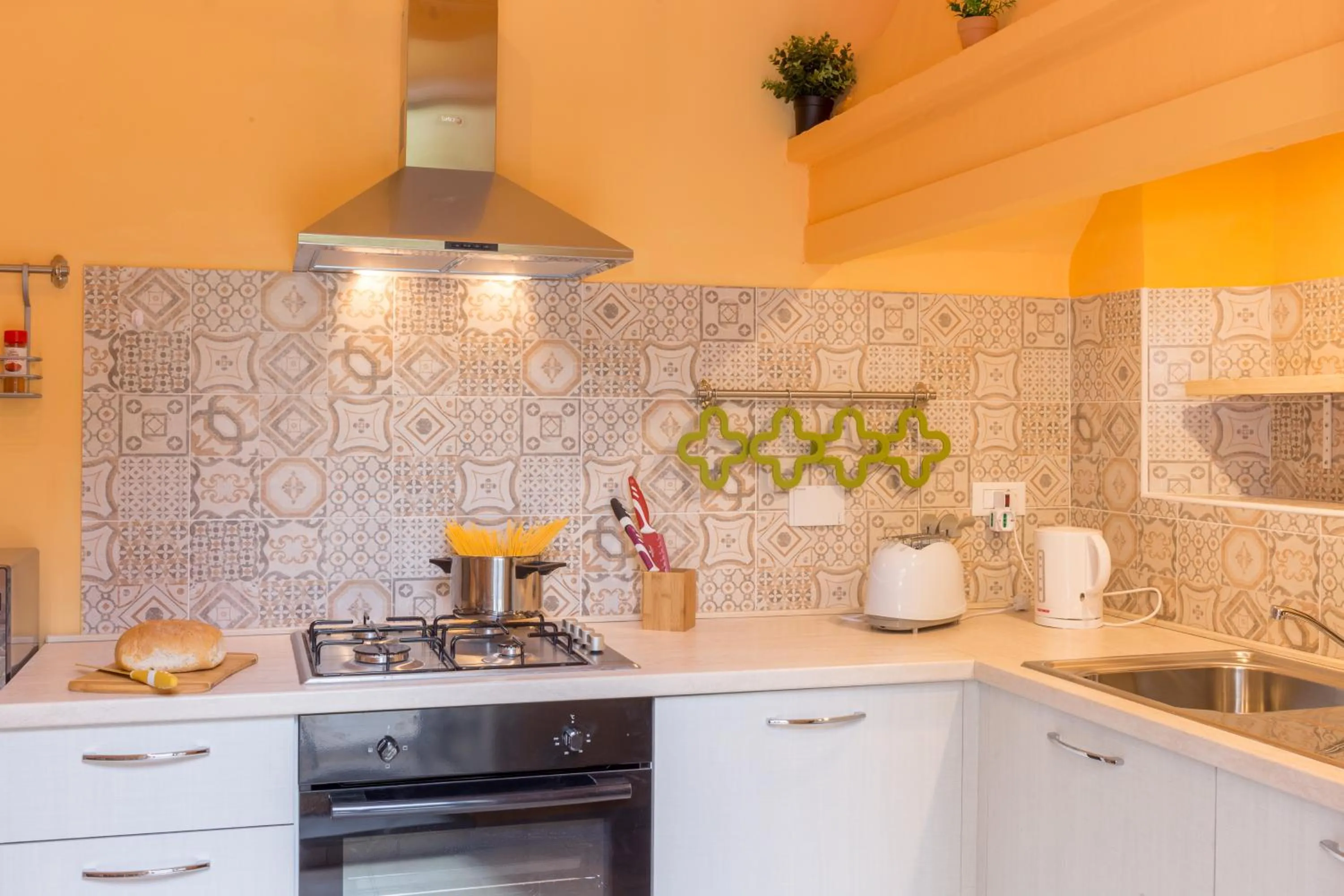 Kitchen or kitchenette in Pilastri Majestic Garden by Mmega