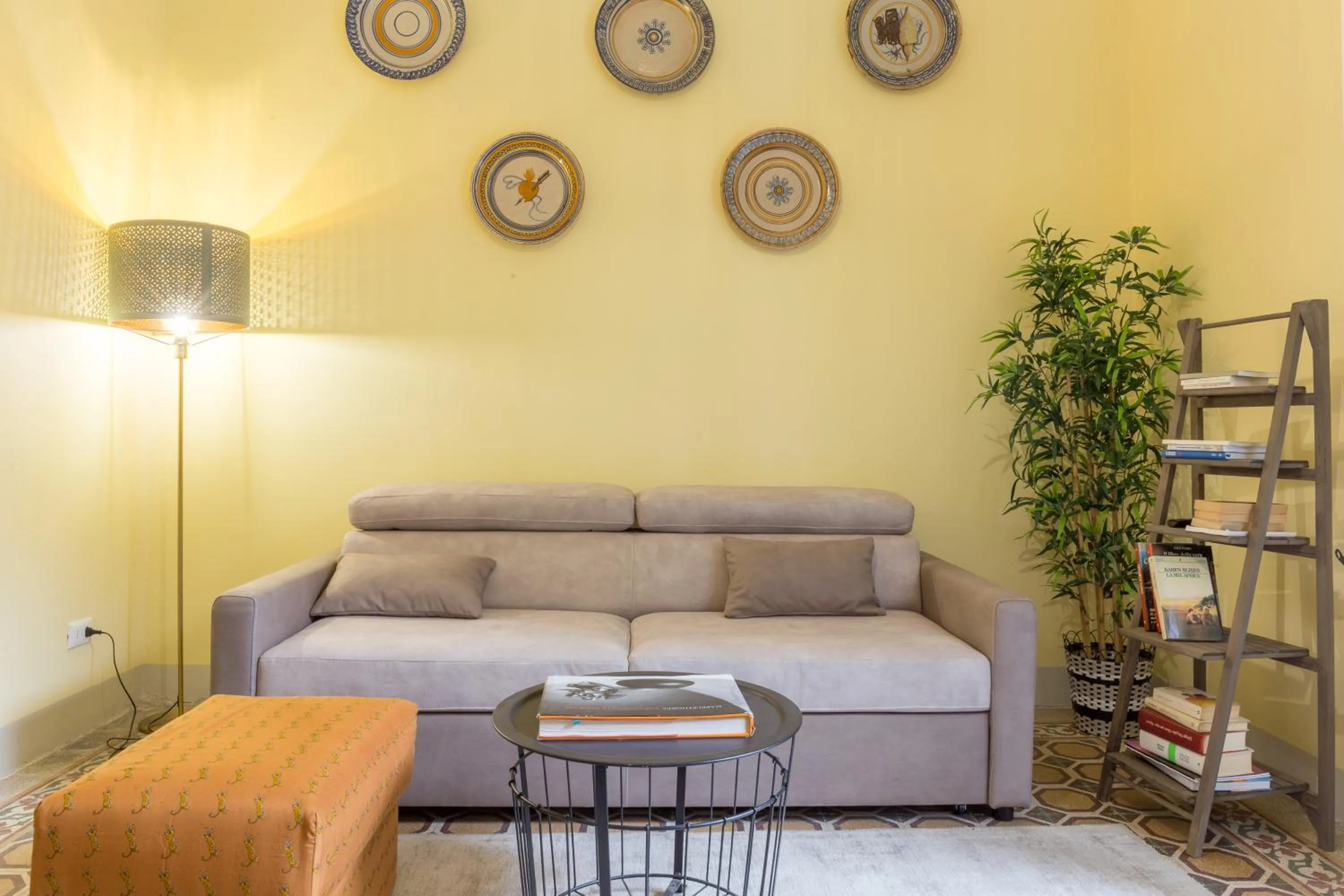 Living room in Pilastri Majestic Garden by Mmega