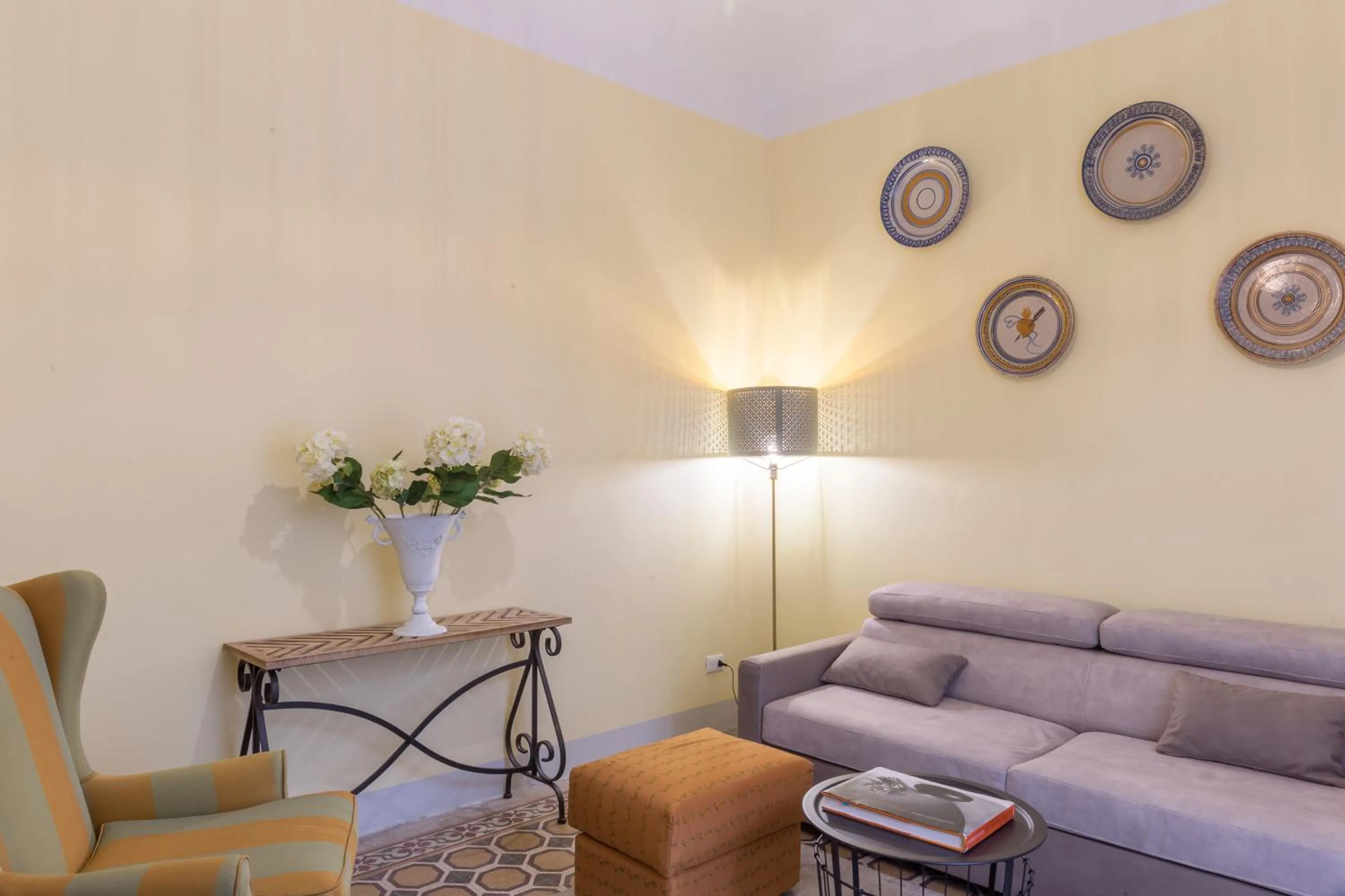 Living room in Pilastri Majestic Garden by Mmega