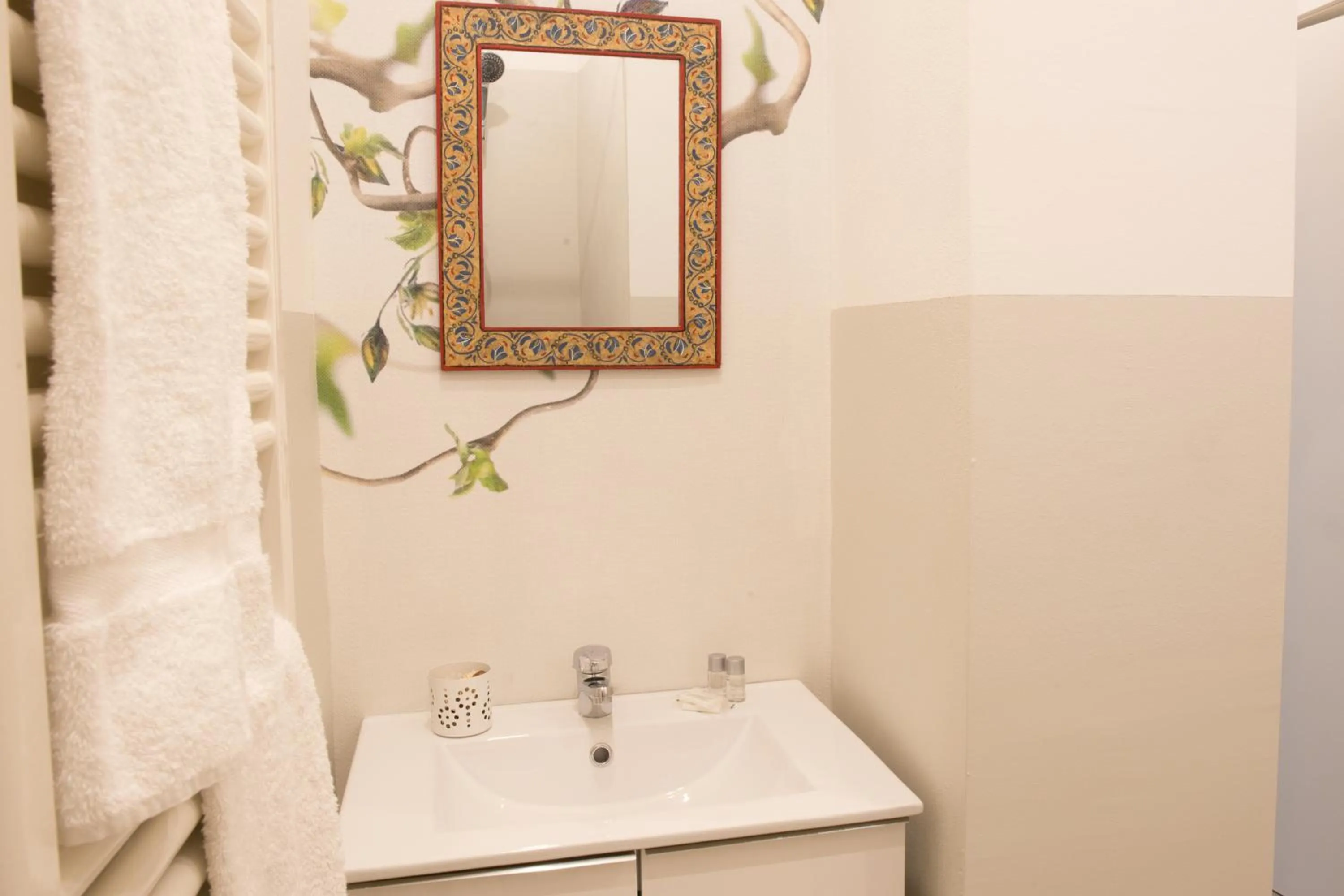 Bathroom in Pilastri Majestic Garden by Mmega