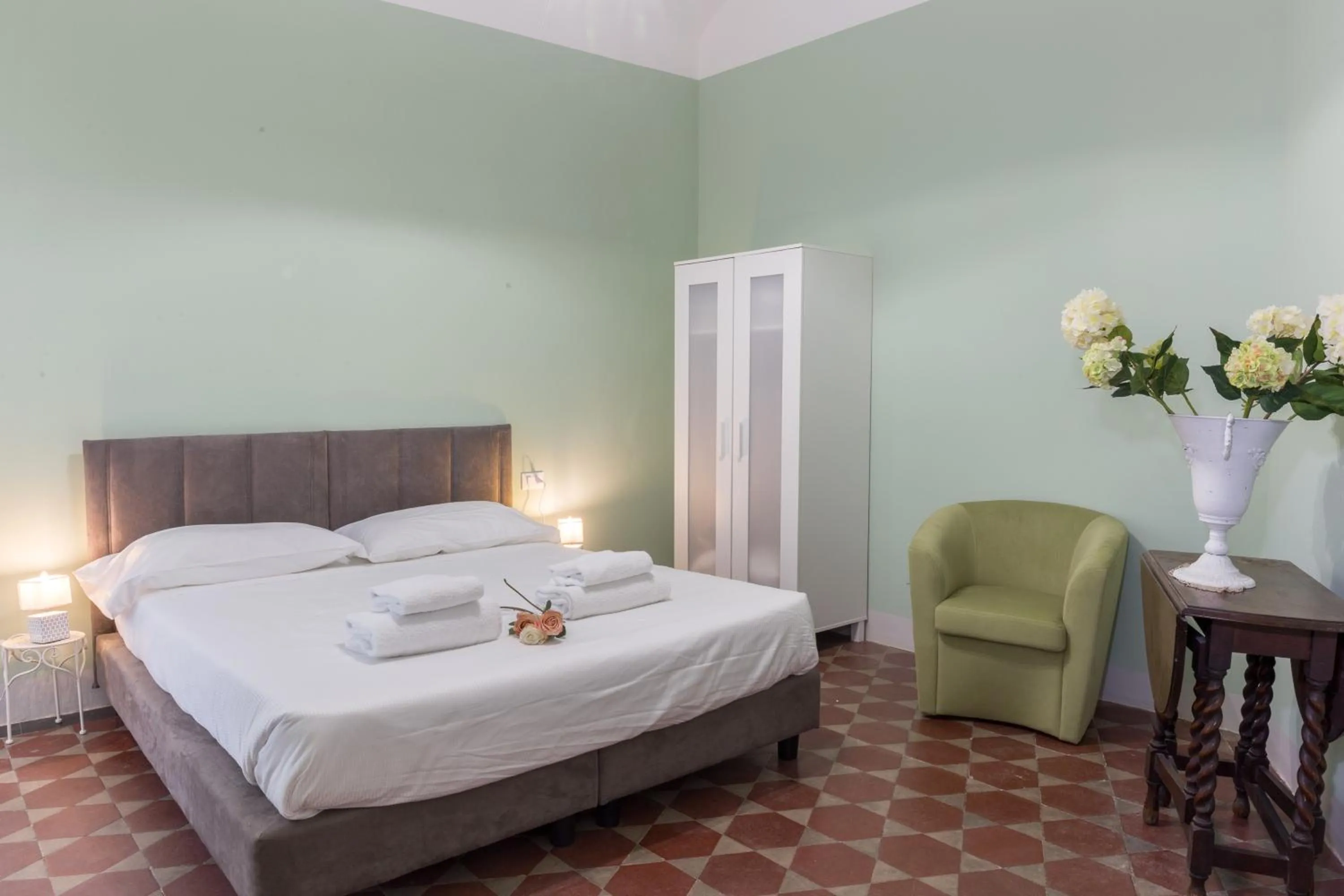 Bed in Pilastri Majestic Garden by Mmega