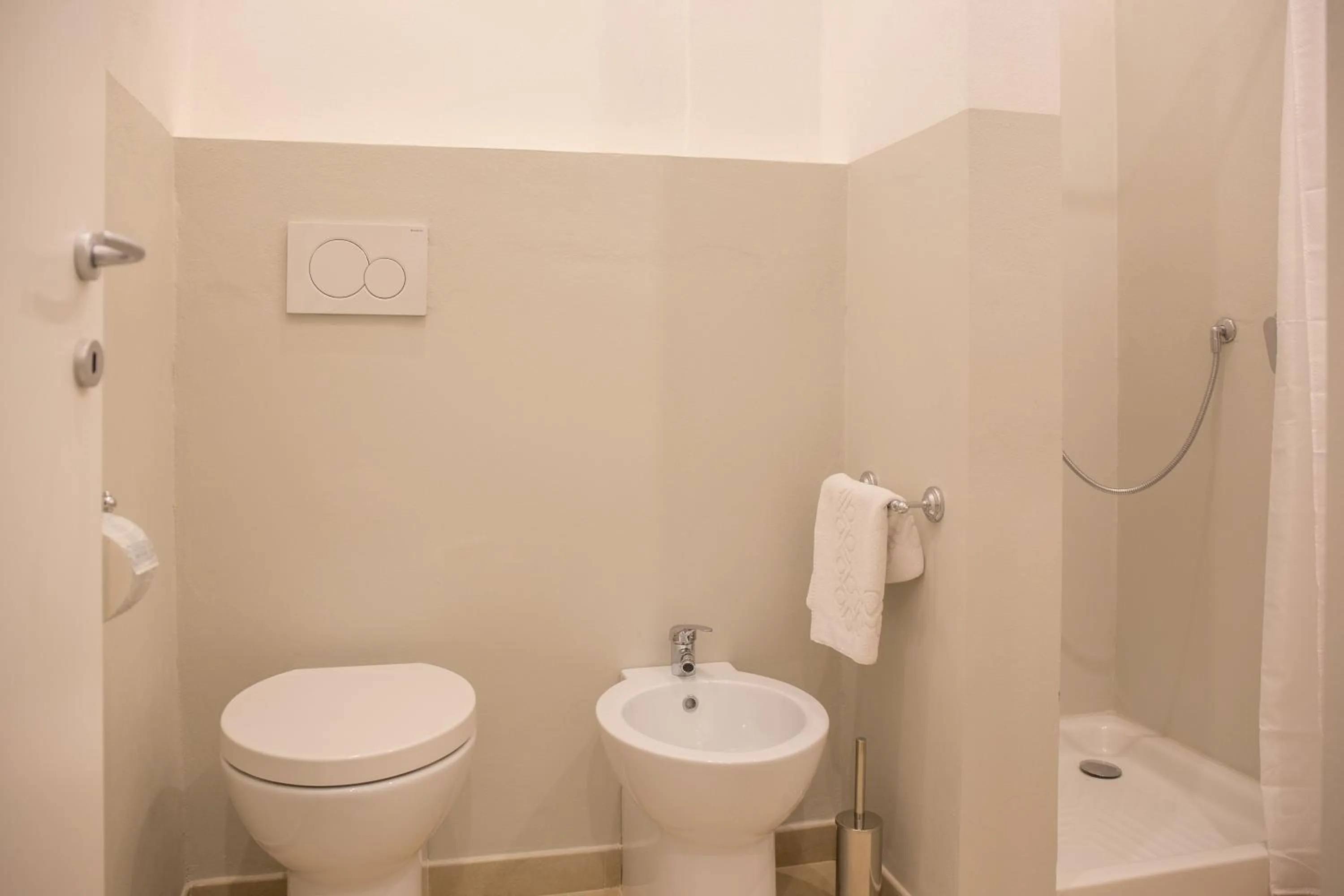 Shower in Pilastri Majestic Garden by Mmega