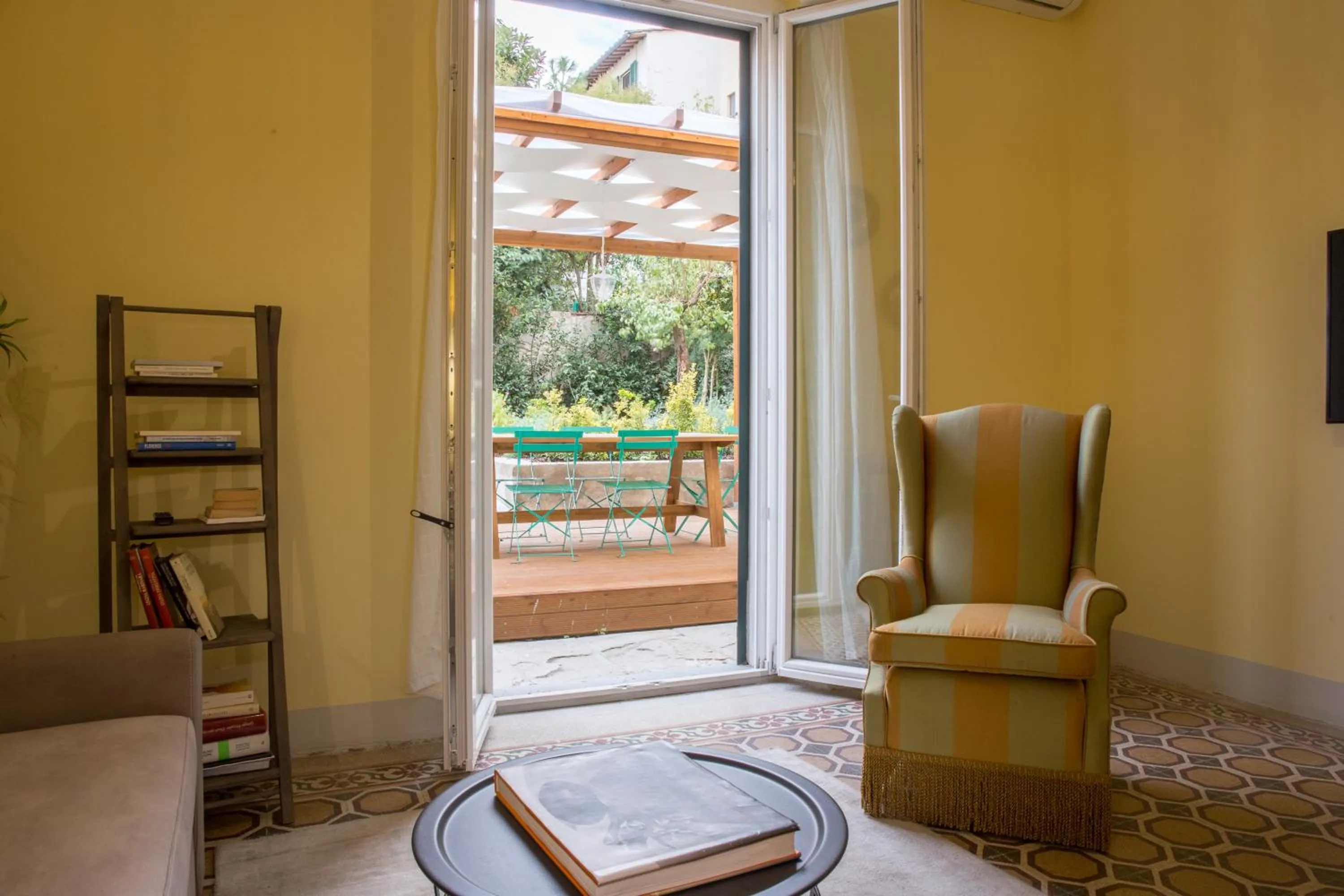 Living room in Pilastri Majestic Garden by Mmega