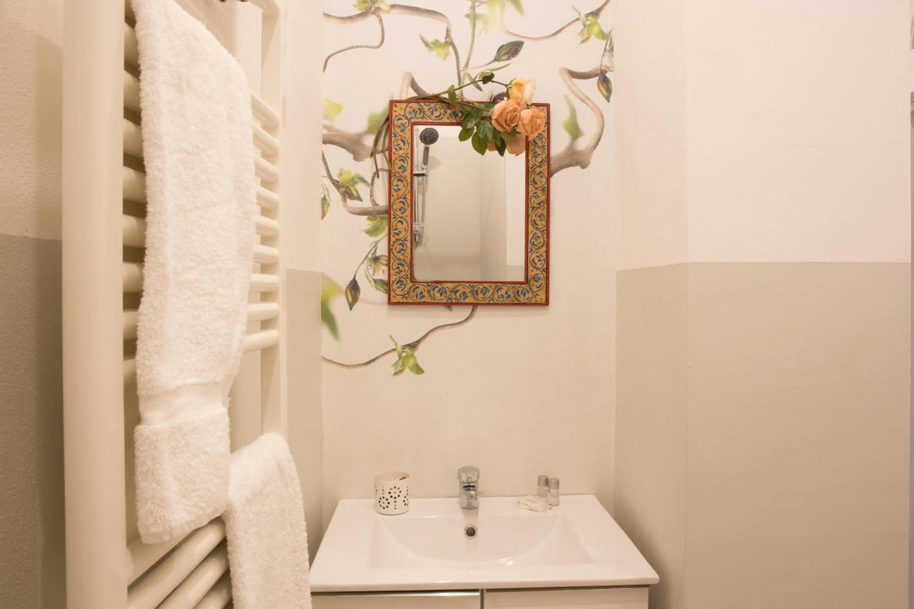 Bathroom in Pilastri Majestic Garden by Mmega