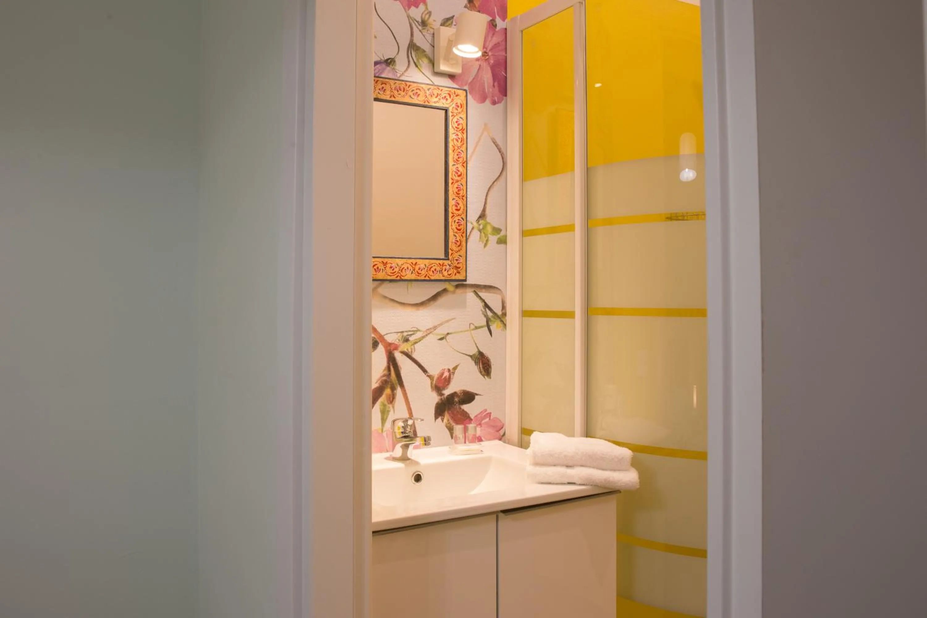 Bathroom in Pilastri Majestic Garden by Mmega