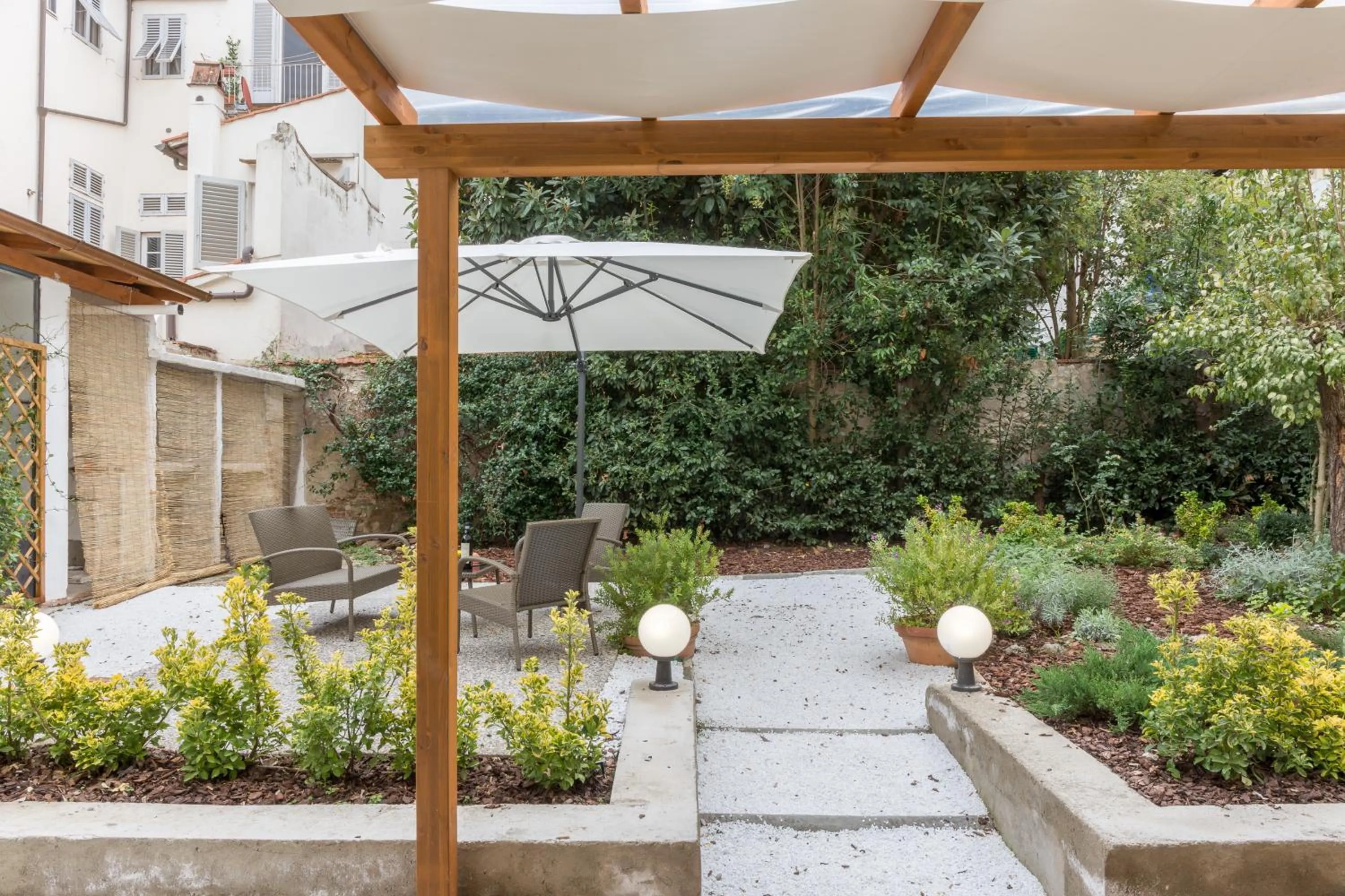 Garden in Pilastri Majestic Garden by Mmega