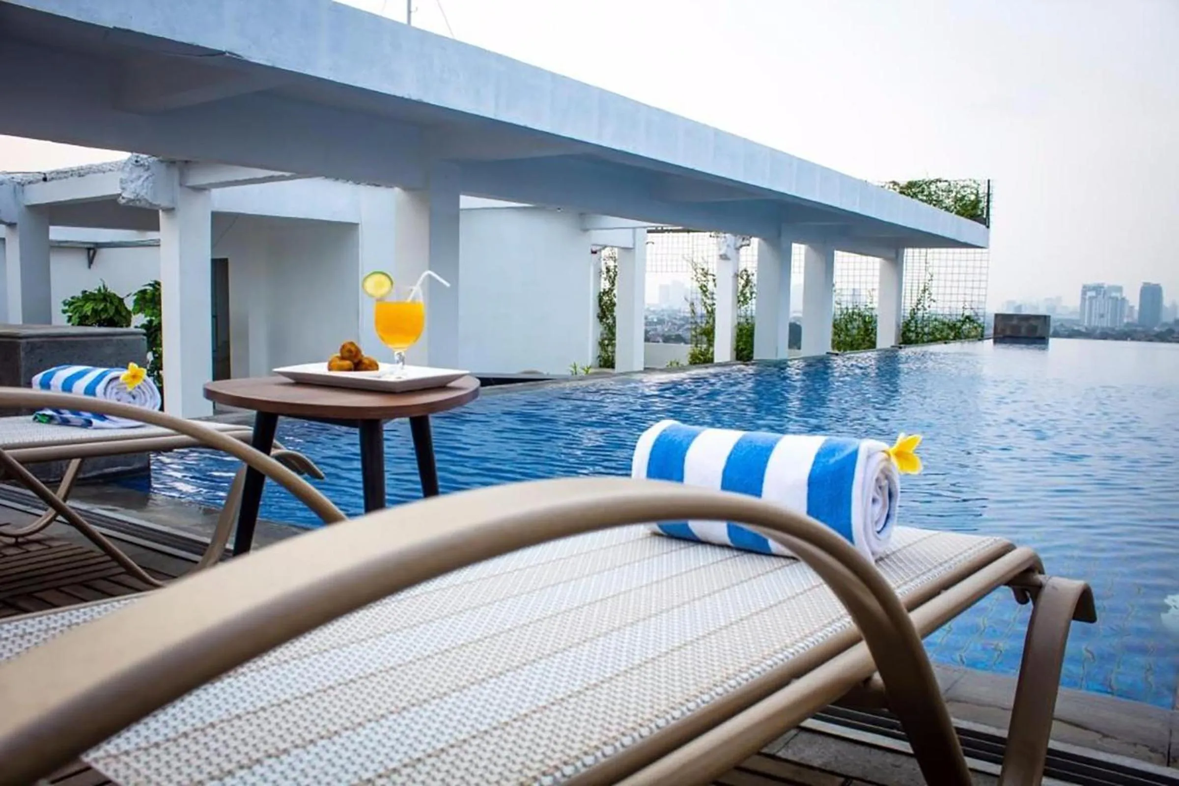 Swimming pool in Azana Suites Hotel Antasari