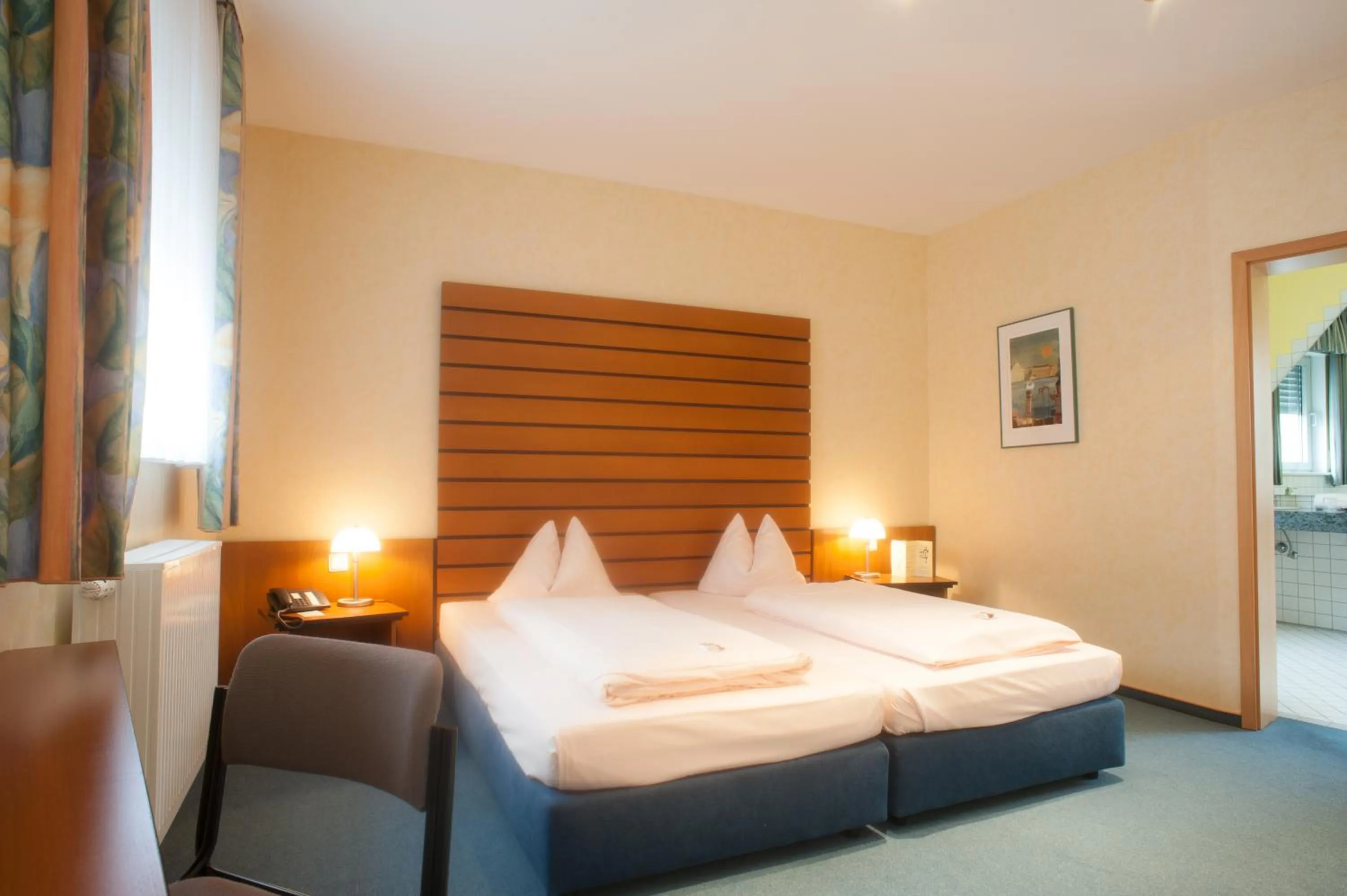 Day, Bed in Hotel Stadt Püttlingen