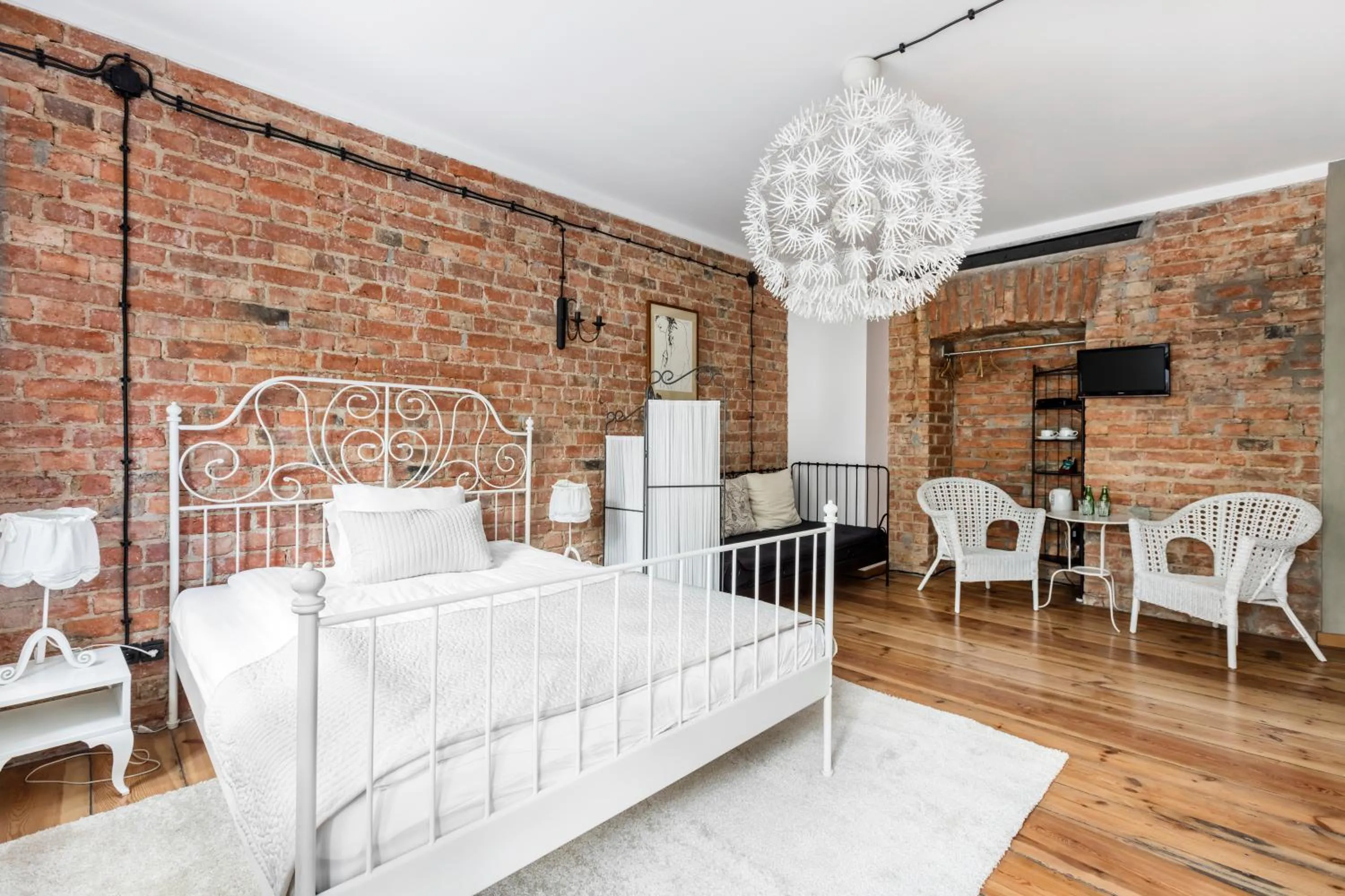 Photo of the whole room in ARTHOTEL STALOWA 52