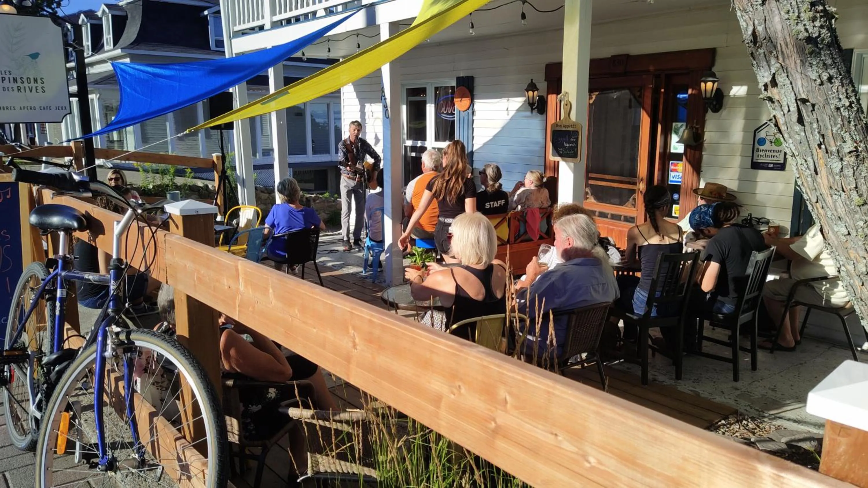 Restaurant/places to eat in Les Pinsons des Rives