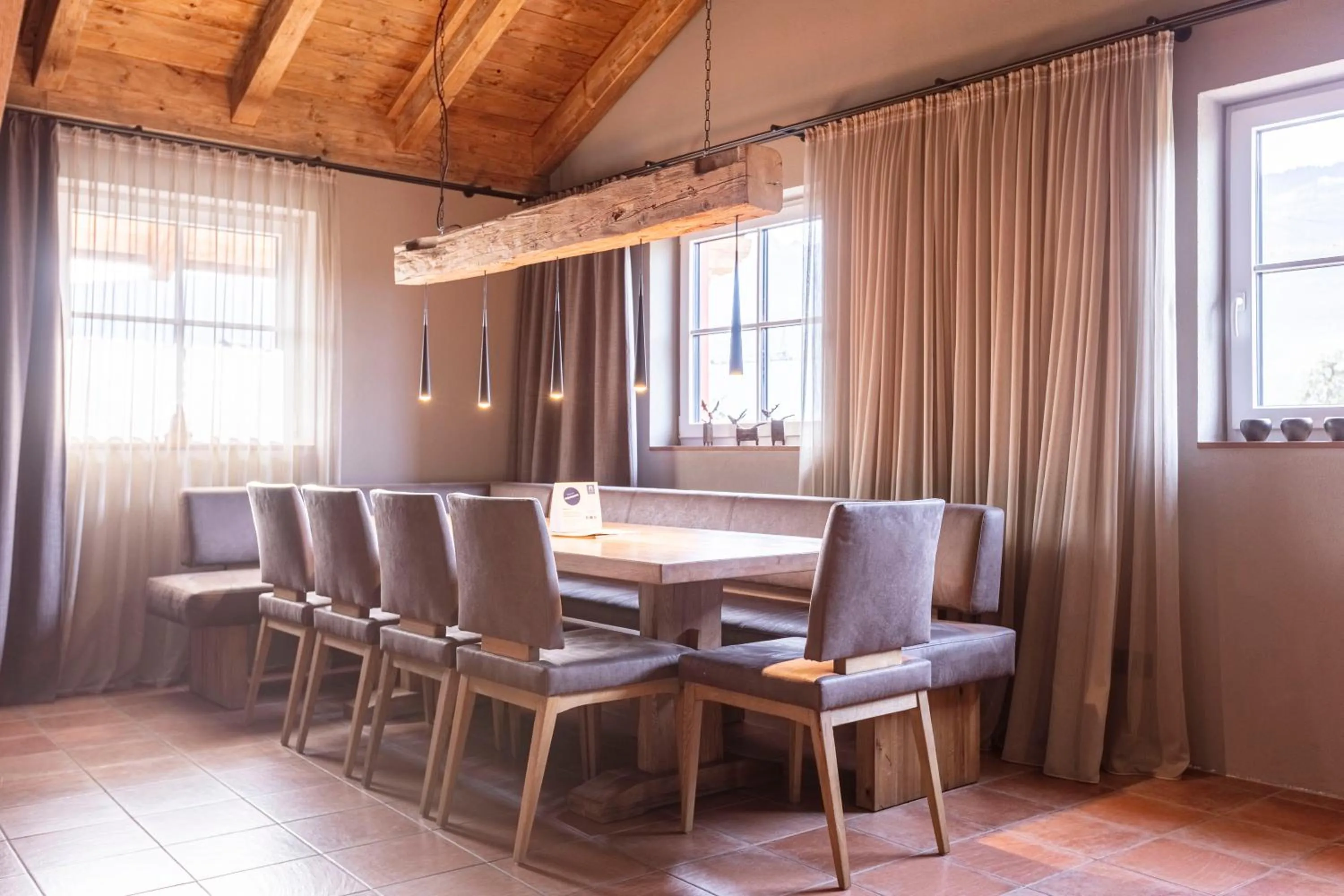 Dining area in Tauernsuites Mitterwirt by ALPS RESORTS