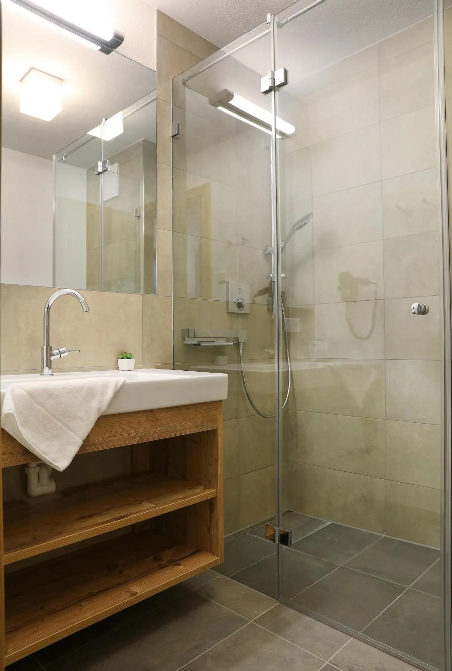 Shower in Tauernsuites Mitterwirt by ALPS RESORTS