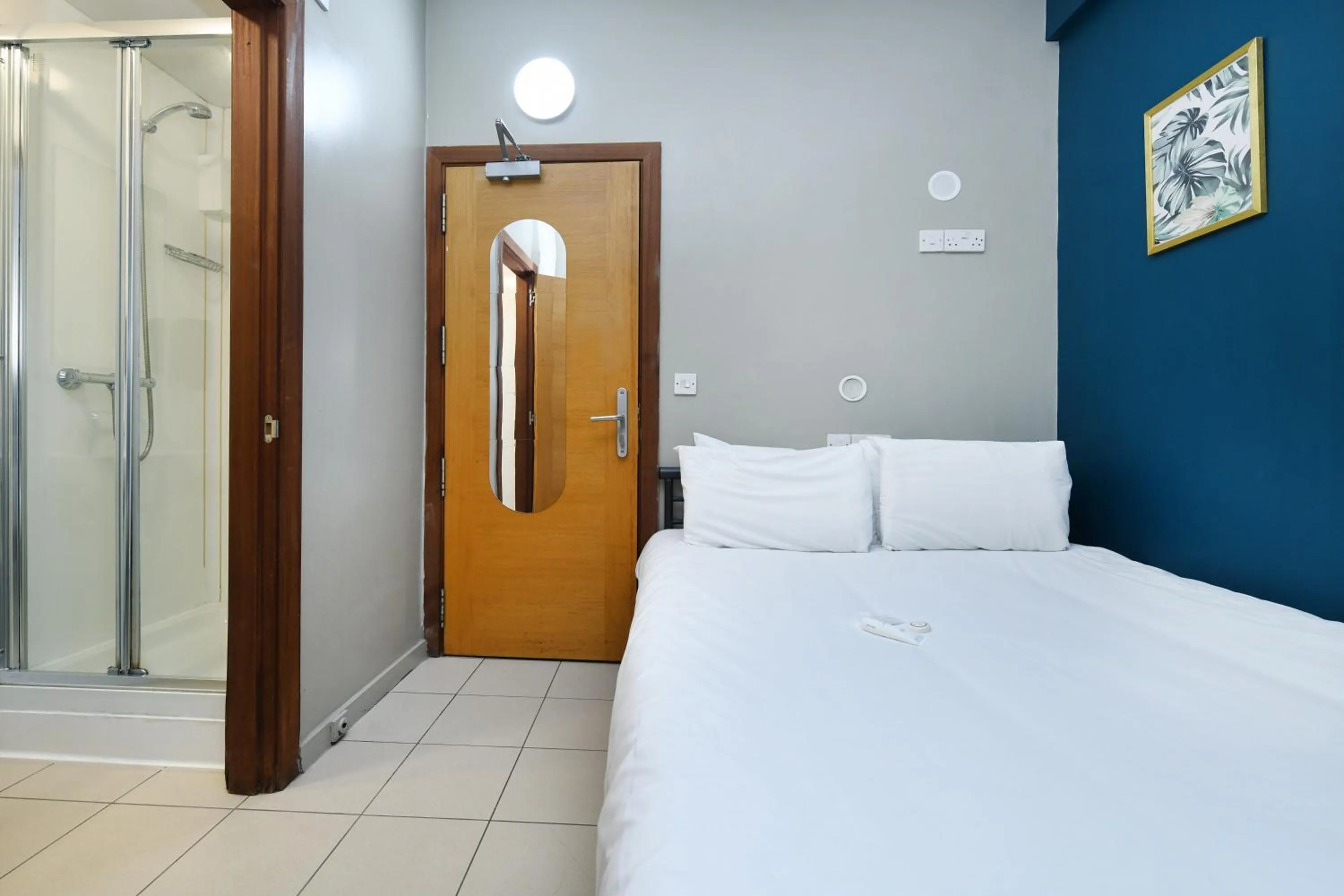 Photo of the whole room, Bed in Rest Up London