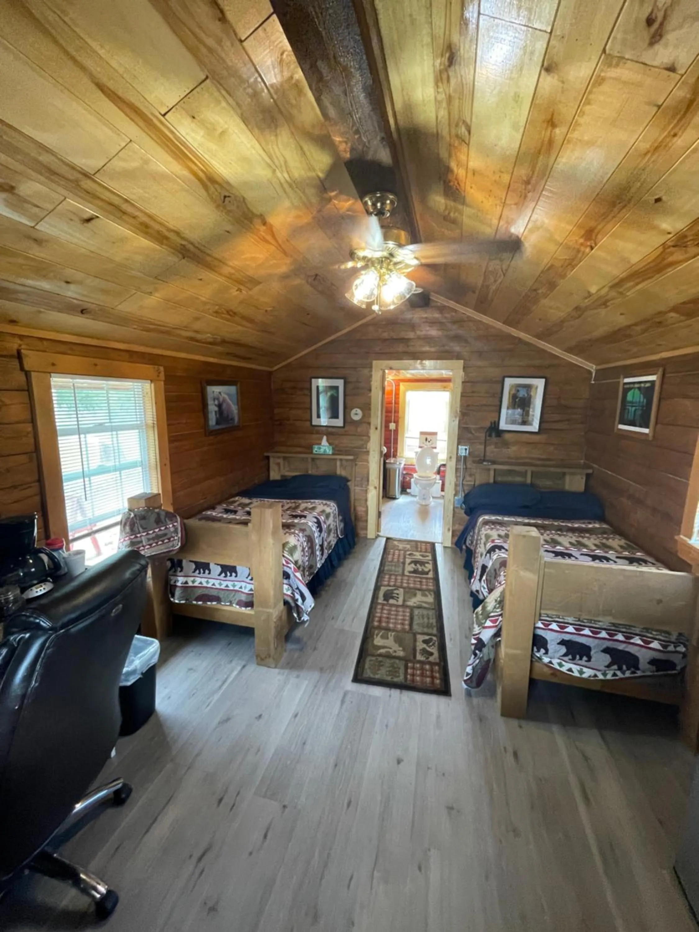 Bed in Alaska Log Cabins on the Pond