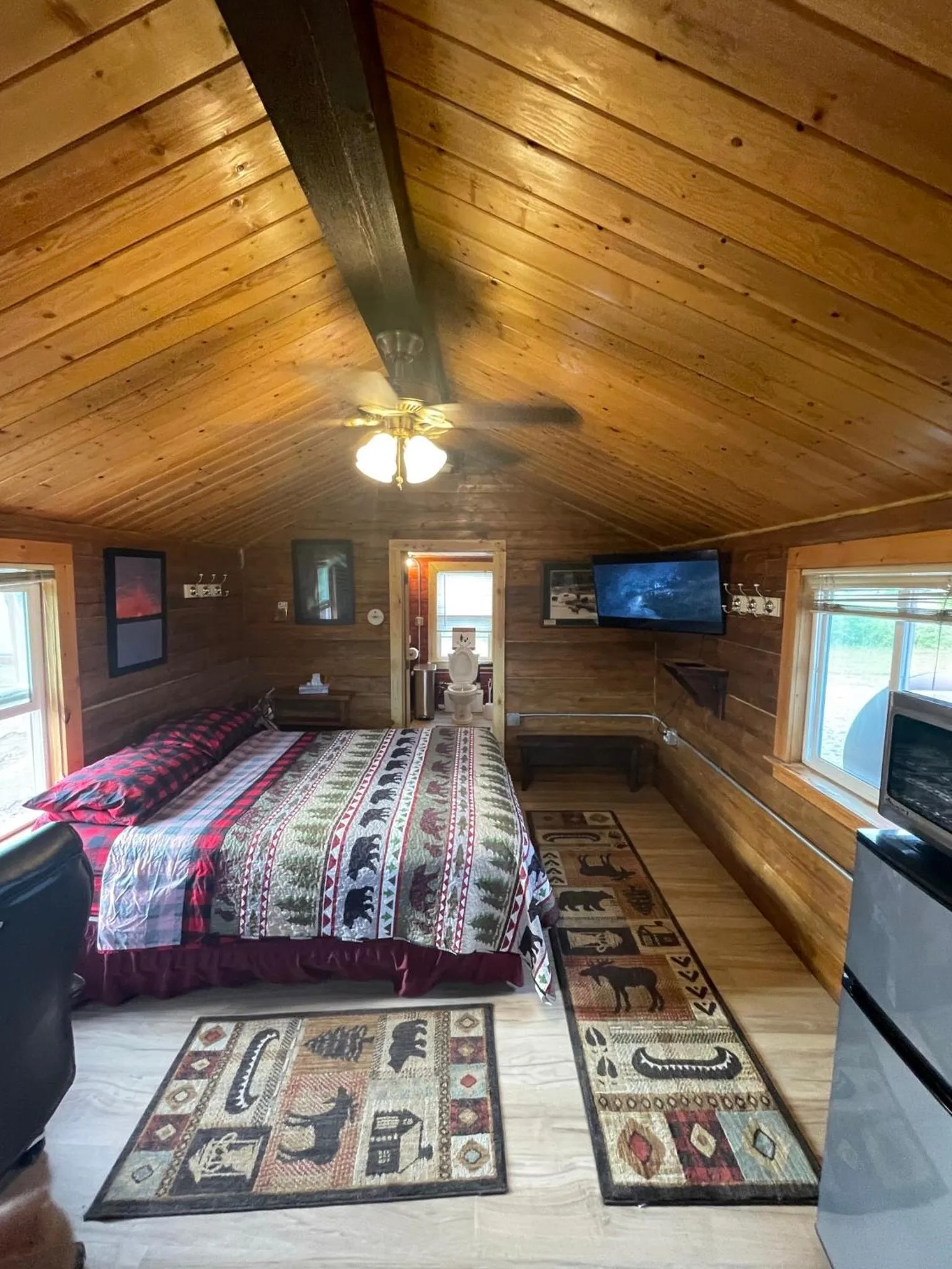Bed in Alaska Log Cabins on the Pond