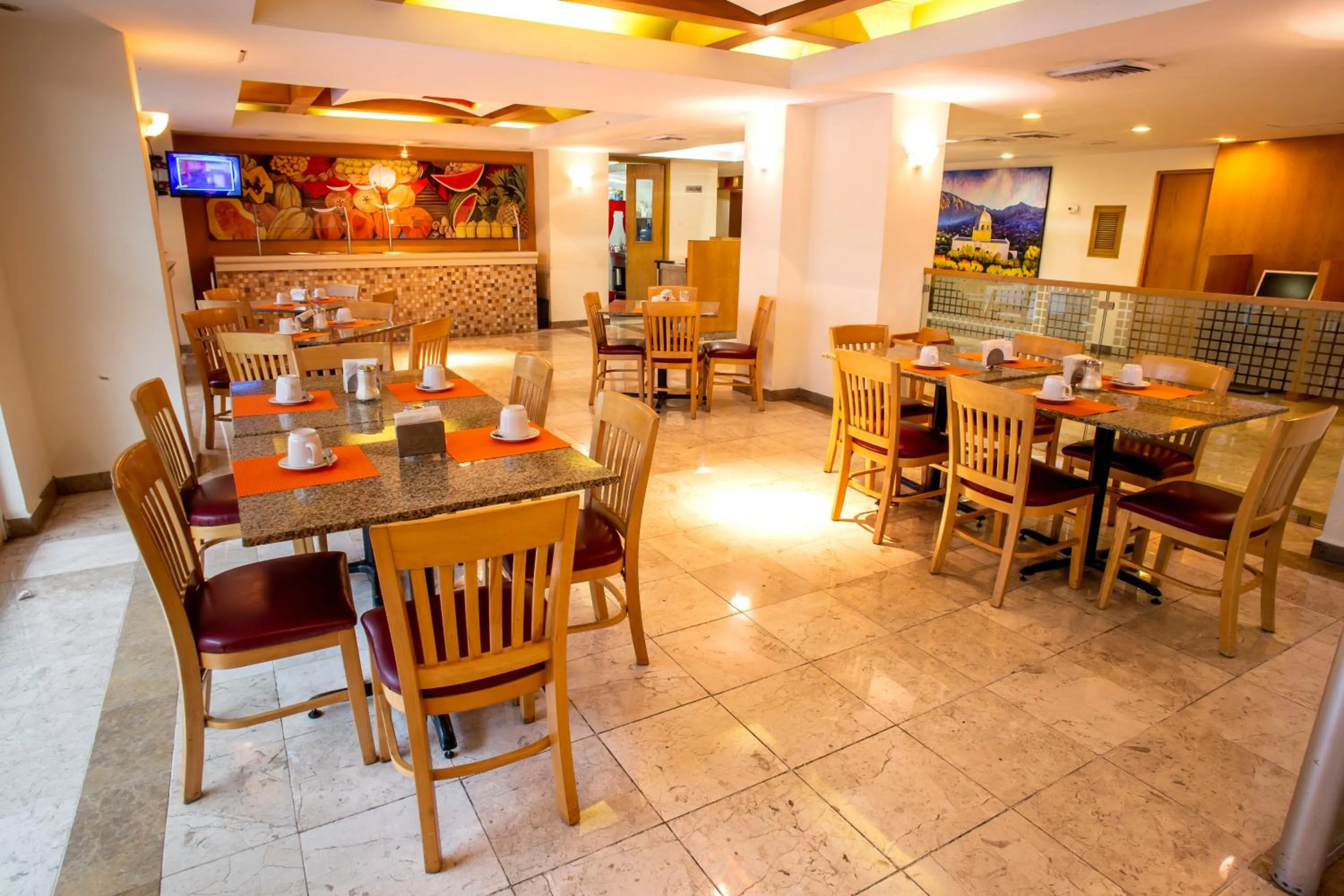 Restaurant/places to eat in Hotel Plaza Calzada