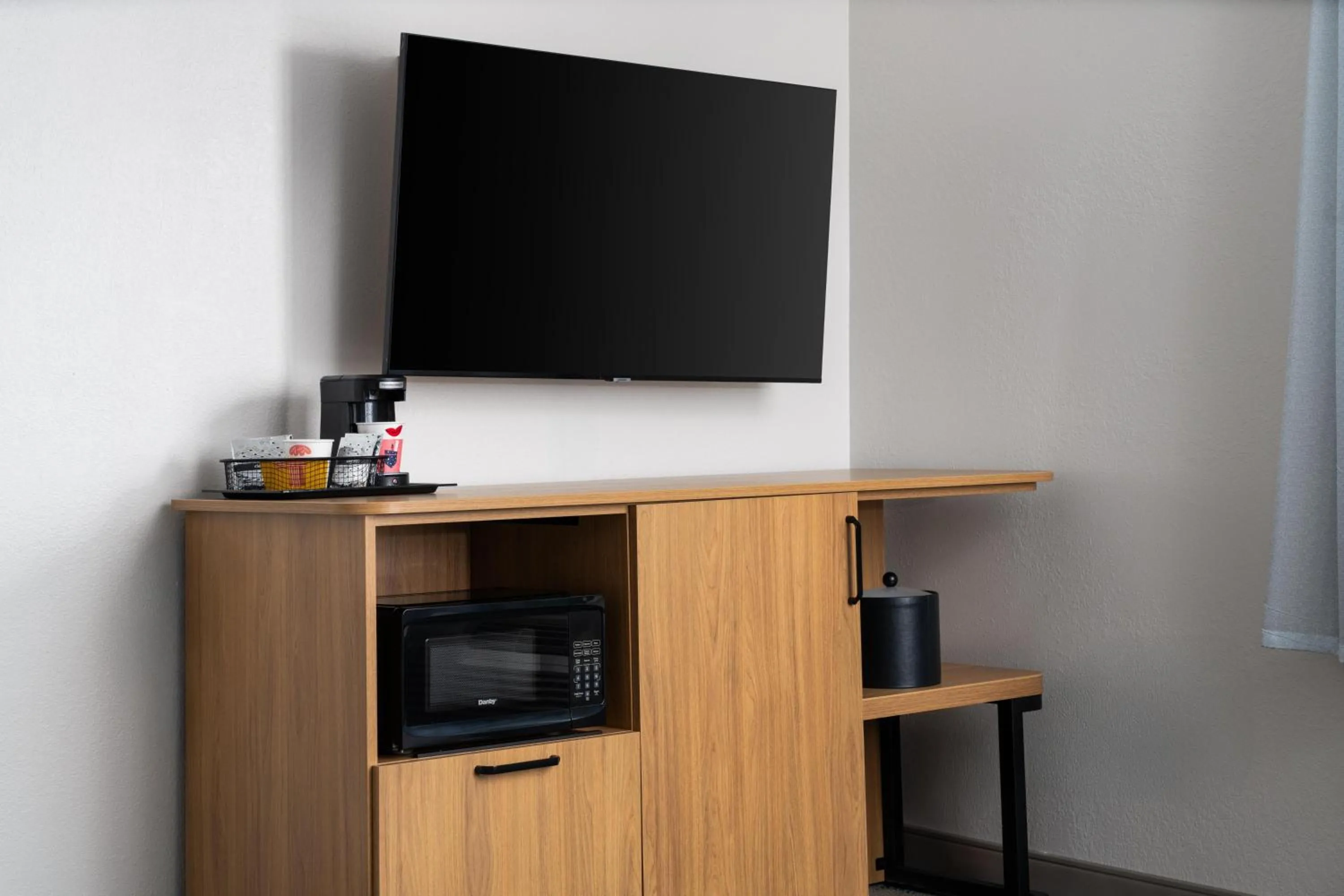 Photo of the whole room in Hampton Inn Neptune