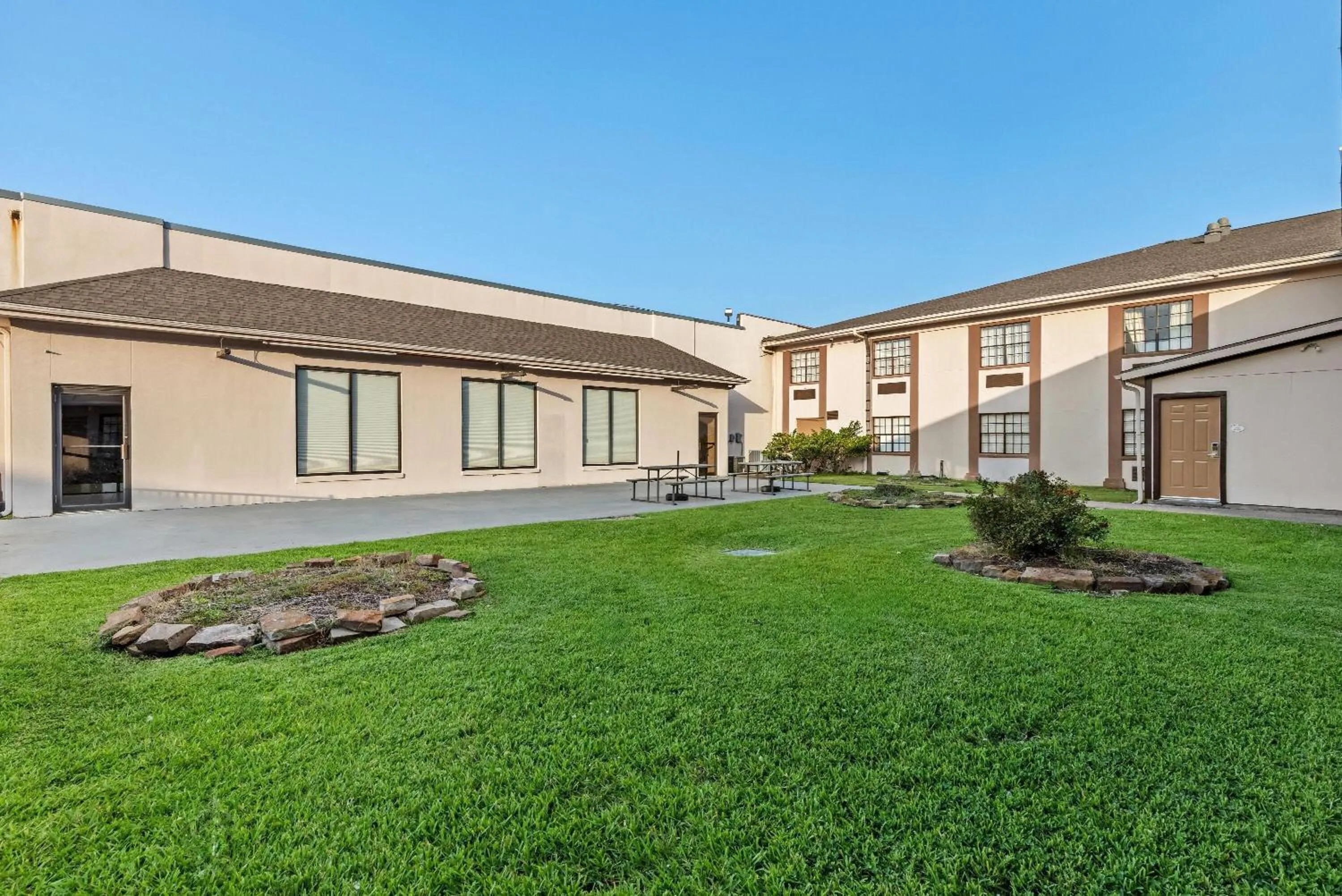 Inner courtyard view in Baymont by Wyndham Port Arthur - Groves Area