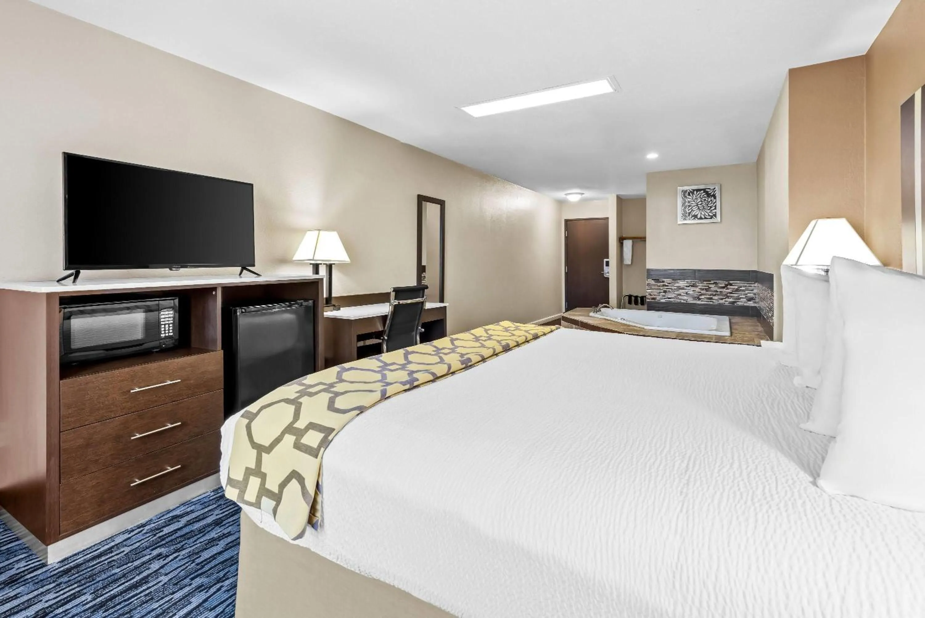 Bath, Bed in Baymont by Wyndham Port Arthur - Groves Area