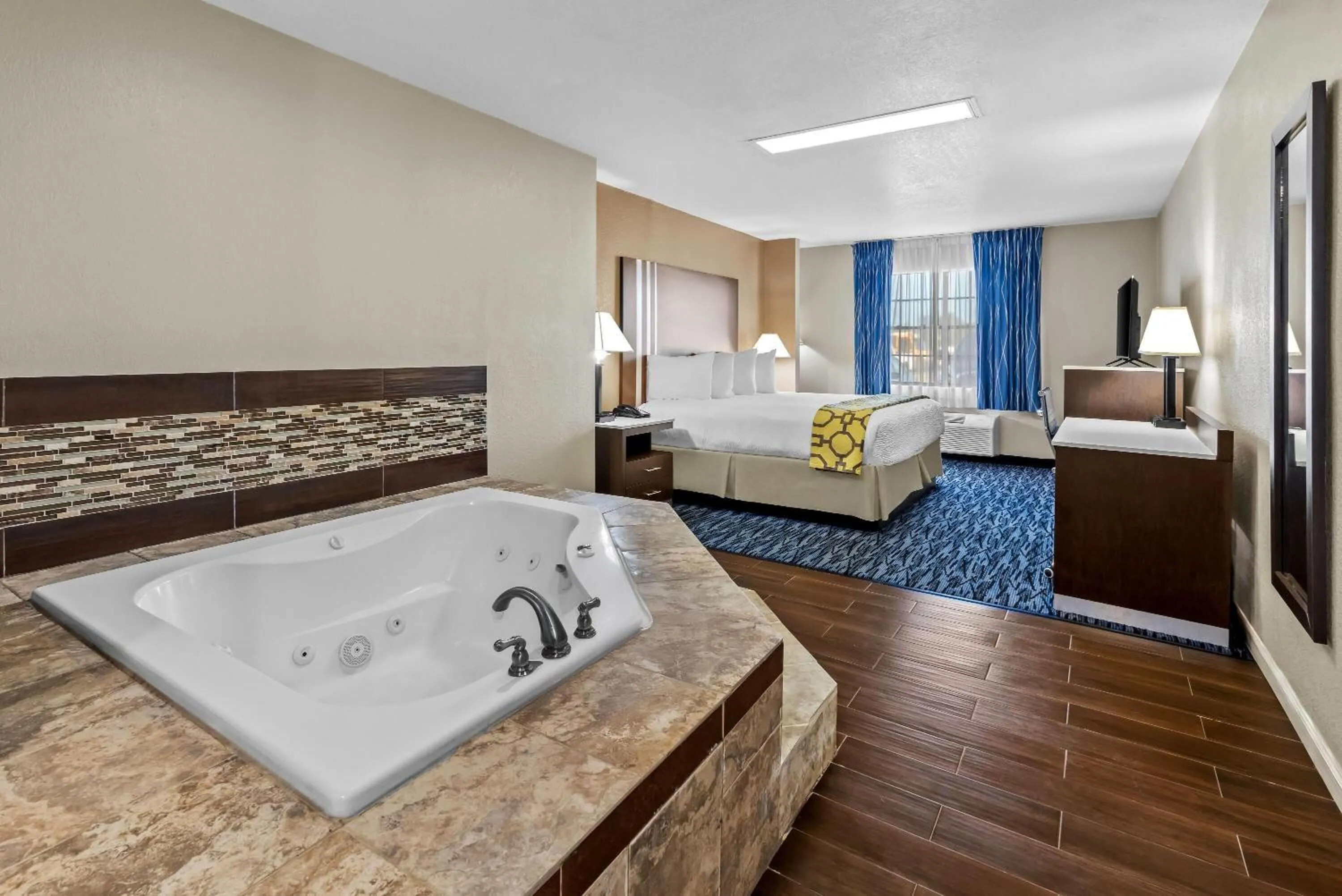 Bath, Bed in Baymont by Wyndham Port Arthur - Groves Area