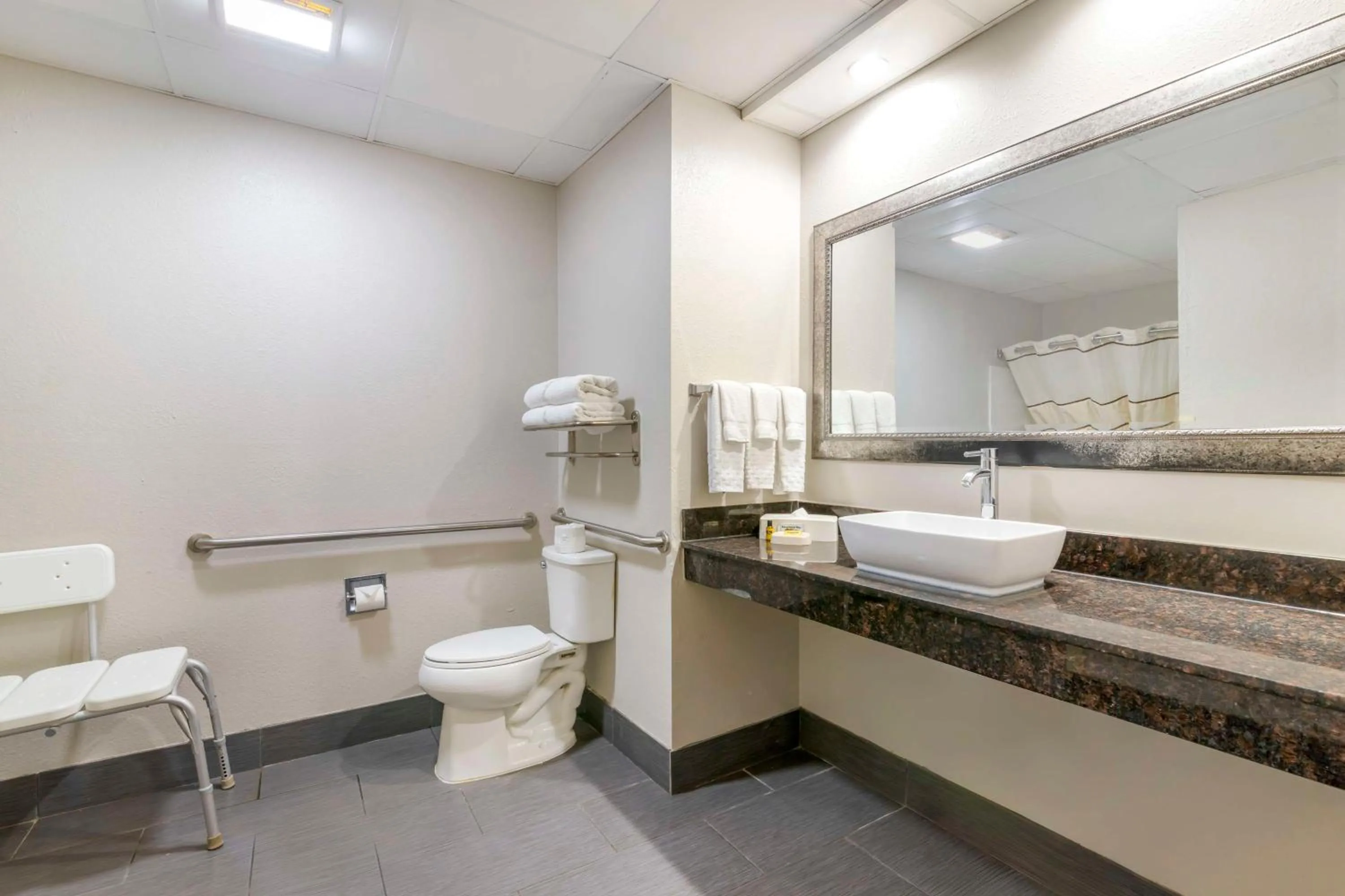 Bathroom in Best Western Savannah Airport Inn & Suites