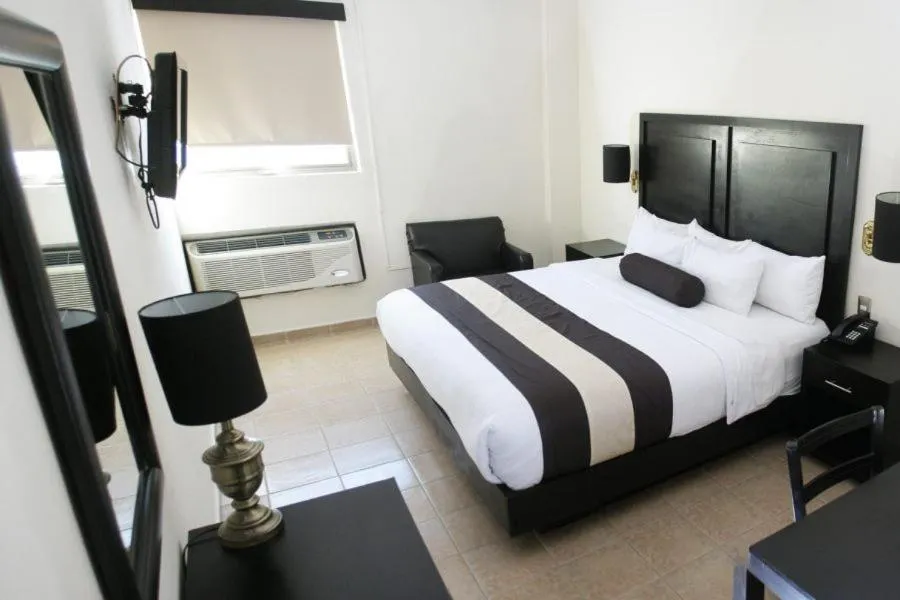 Bed in Hotel El Camino Inn & Suites