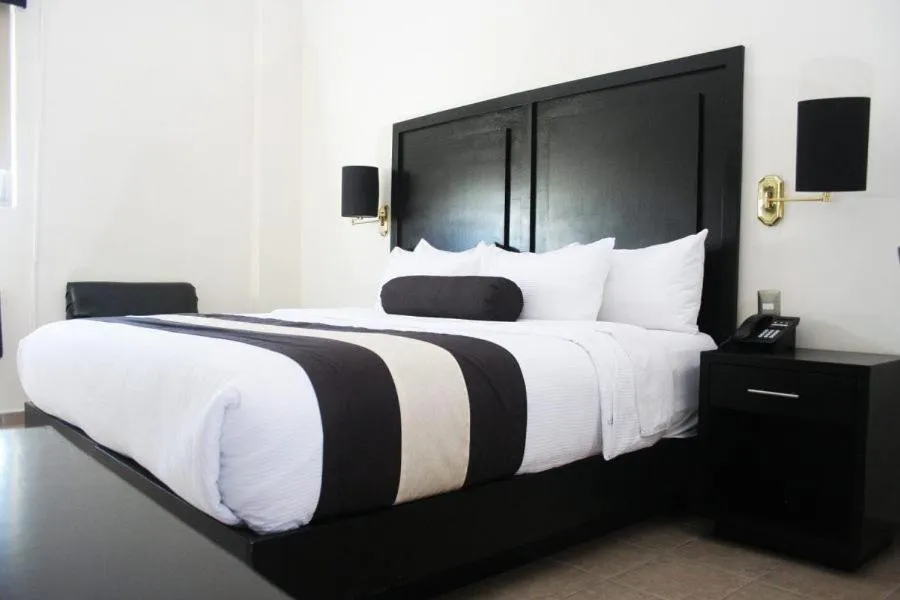 Bed in Hotel El Camino Inn & Suites