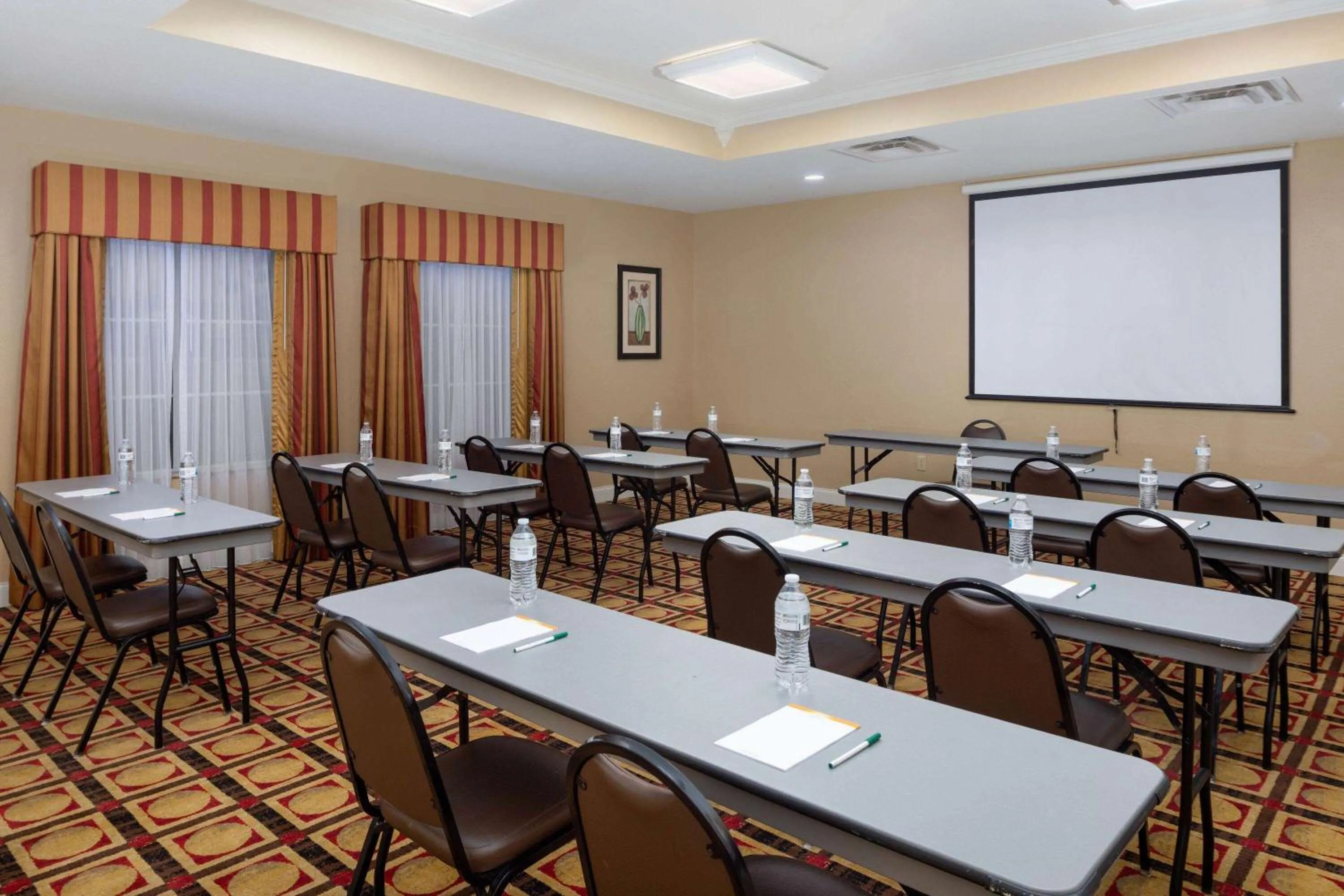 Meeting/conference room in La Quinta by Wyndham Macon West