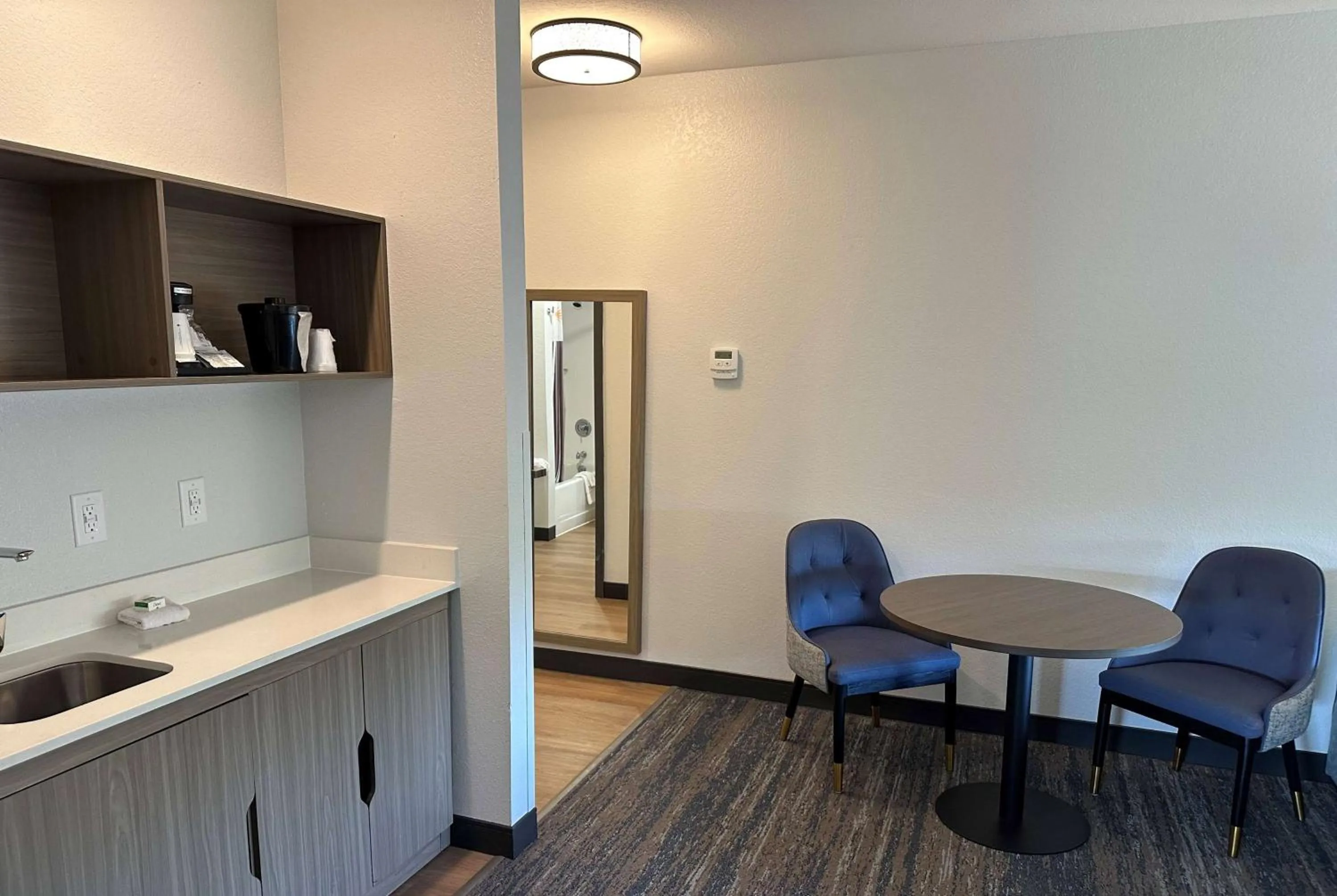 Photo of the whole room in La Quinta by Wyndham Macon West