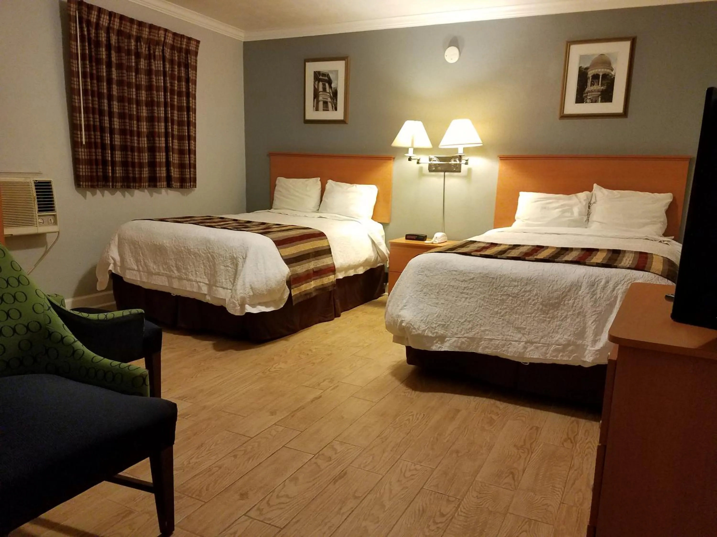 Bed in Scottish Inn - Okeechobee