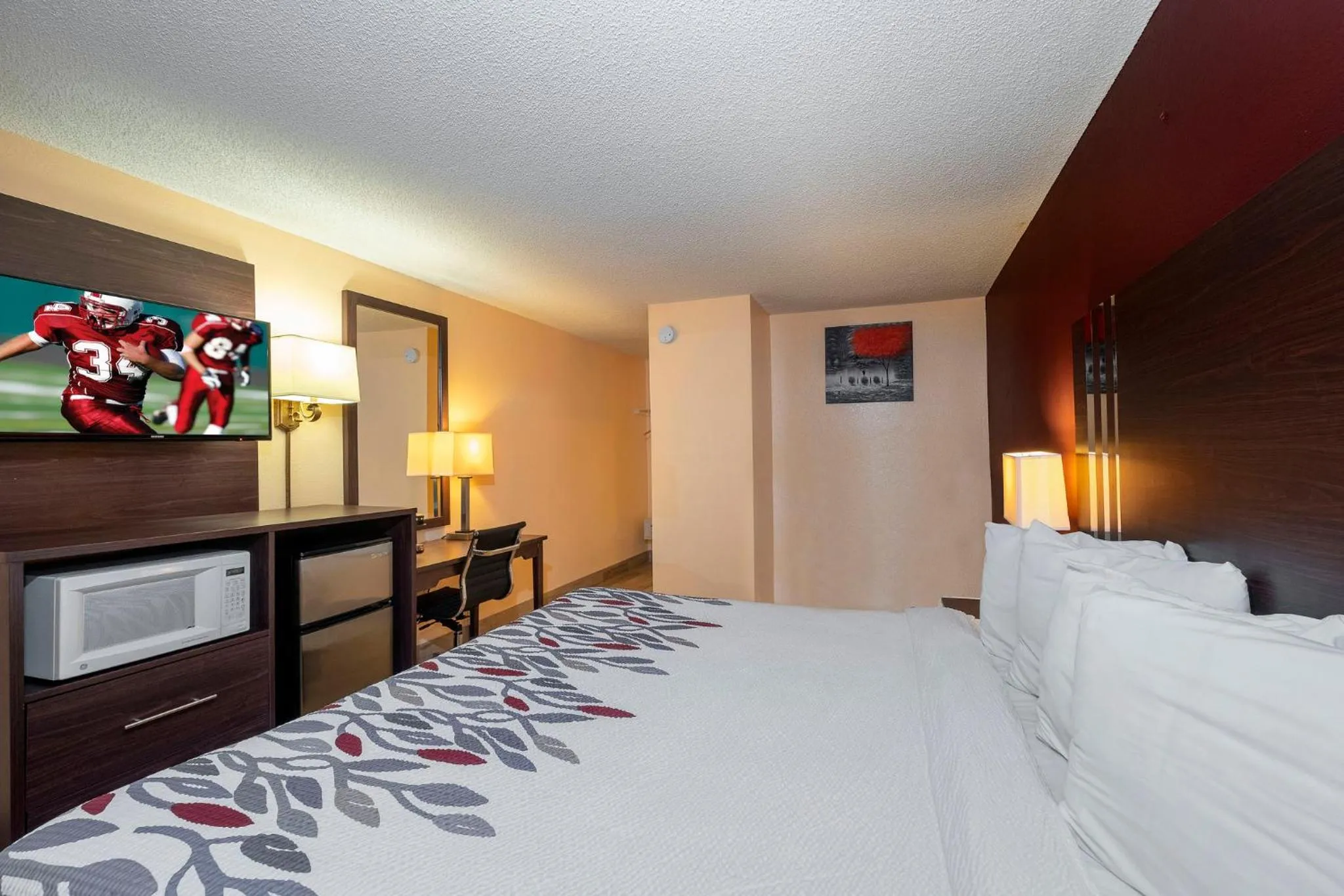 Photo of the whole room, Bed in Red Roof Inn Valdosta - University