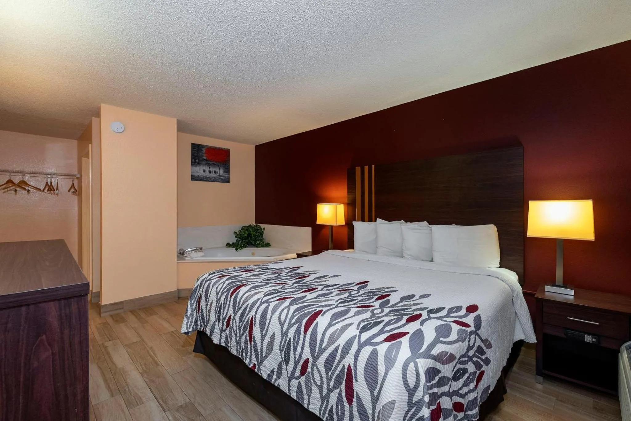 Photo of the whole room, Bed in Red Roof Inn Valdosta - University