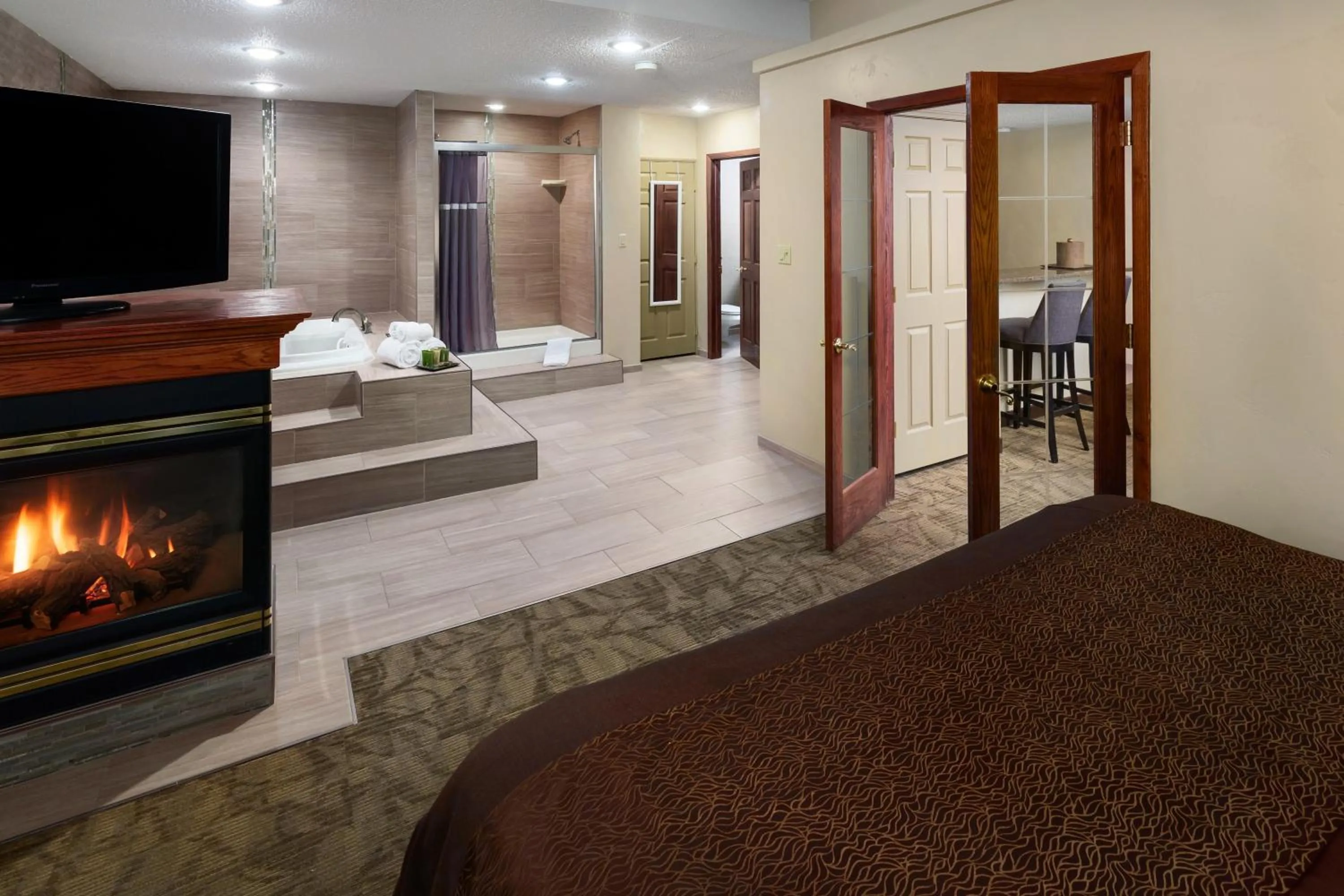 Shower, Bed in Bismarck Hotel and Conference Center