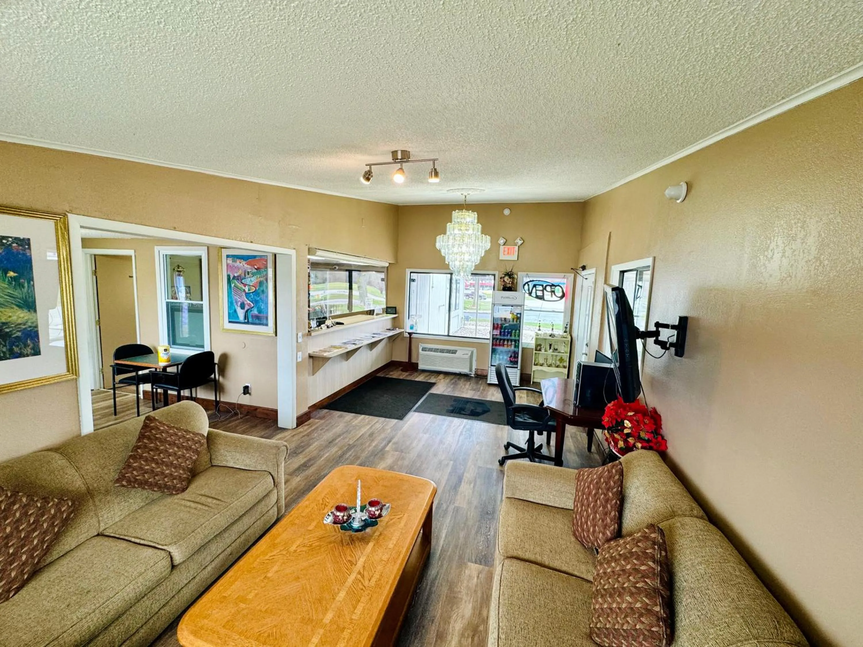 Seating area in Knights Inn Bridgeport Frankenmuth