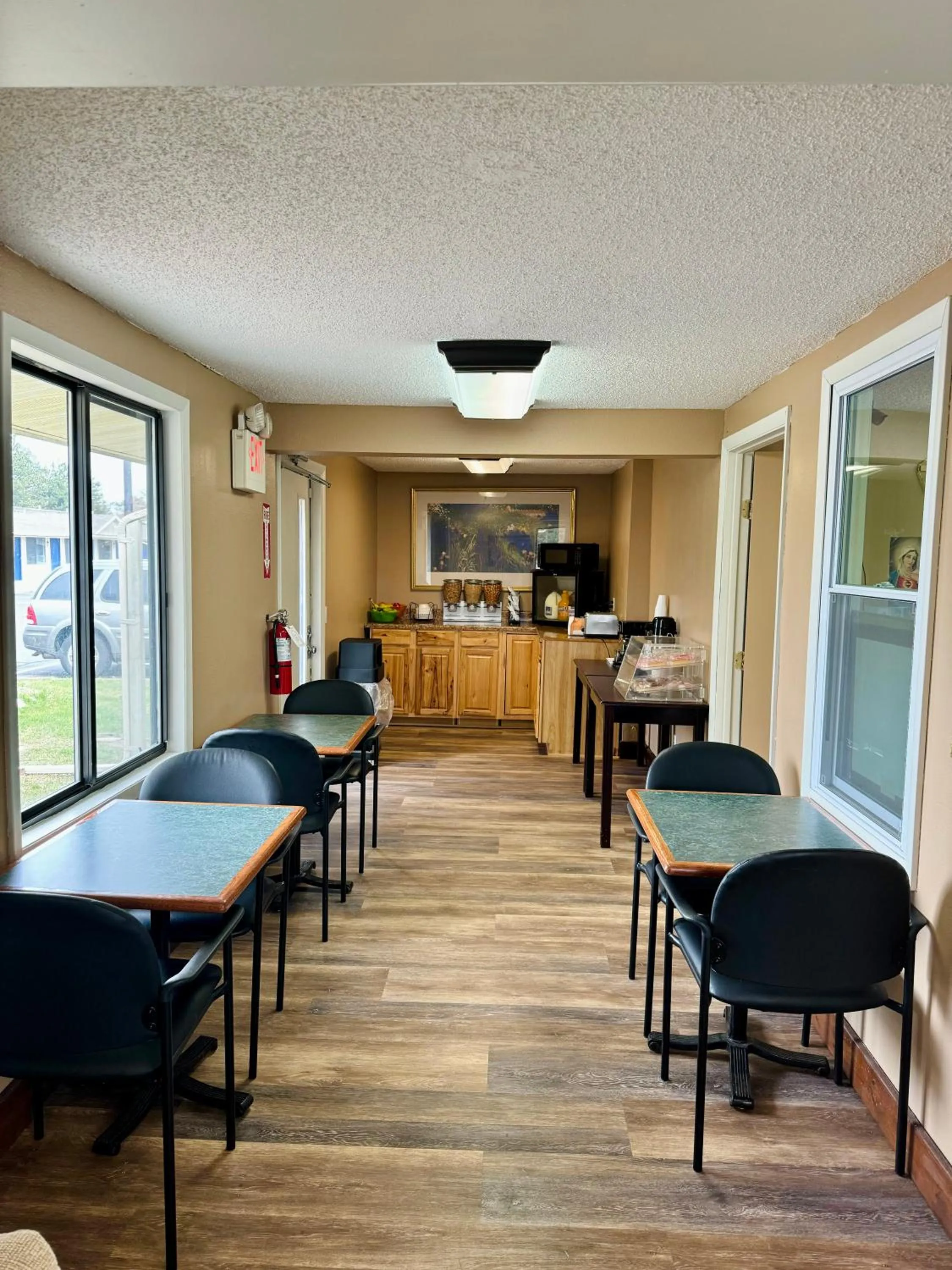 Breakfast in Knights Inn Bridgeport Frankenmuth