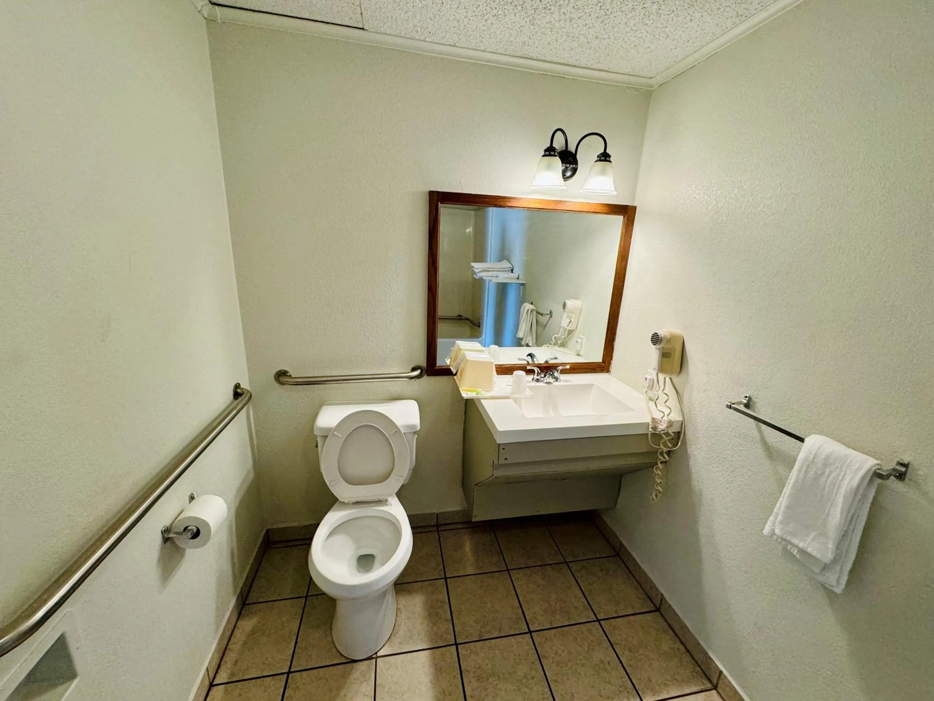 Toilet in Knights Inn Bridgeport Frankenmuth