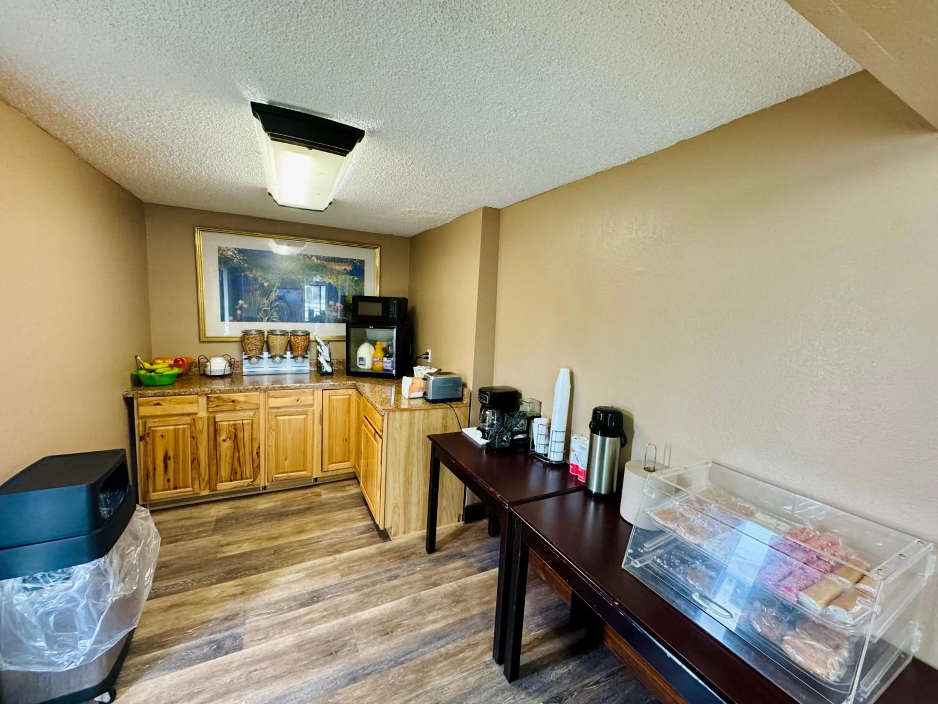 Breakfast in Knights Inn Bridgeport Frankenmuth