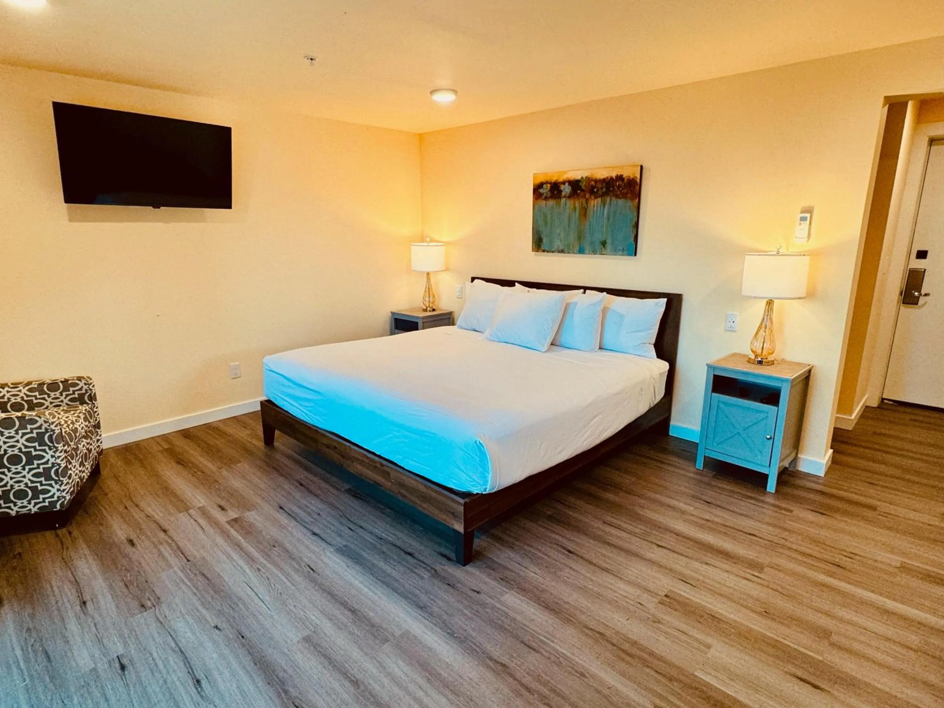 Bed in Anacortes Ship Harbor Inn