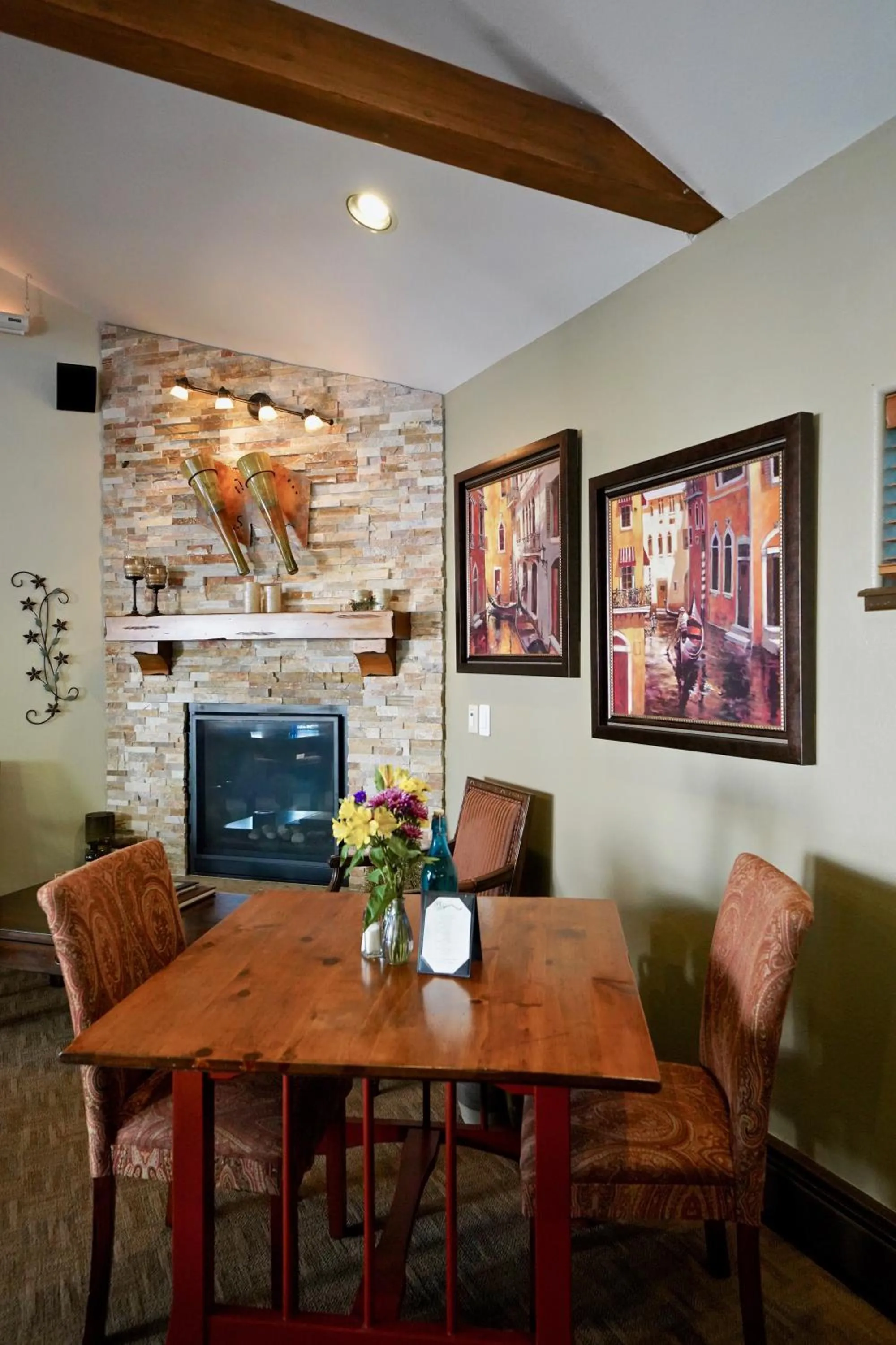 Seating area in Frisco Inn on Galena