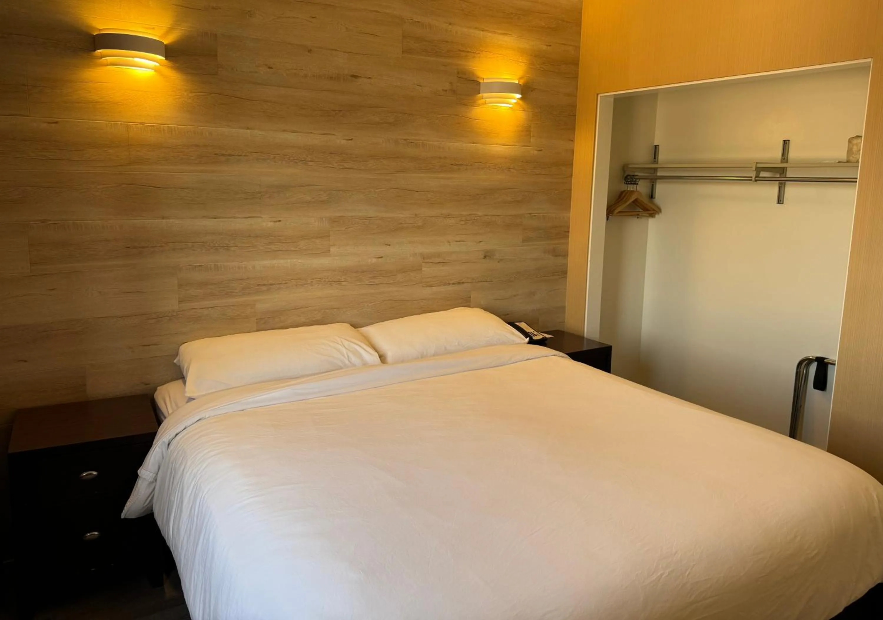 Bedroom, Bed in Garden Suite Hotel and Resort