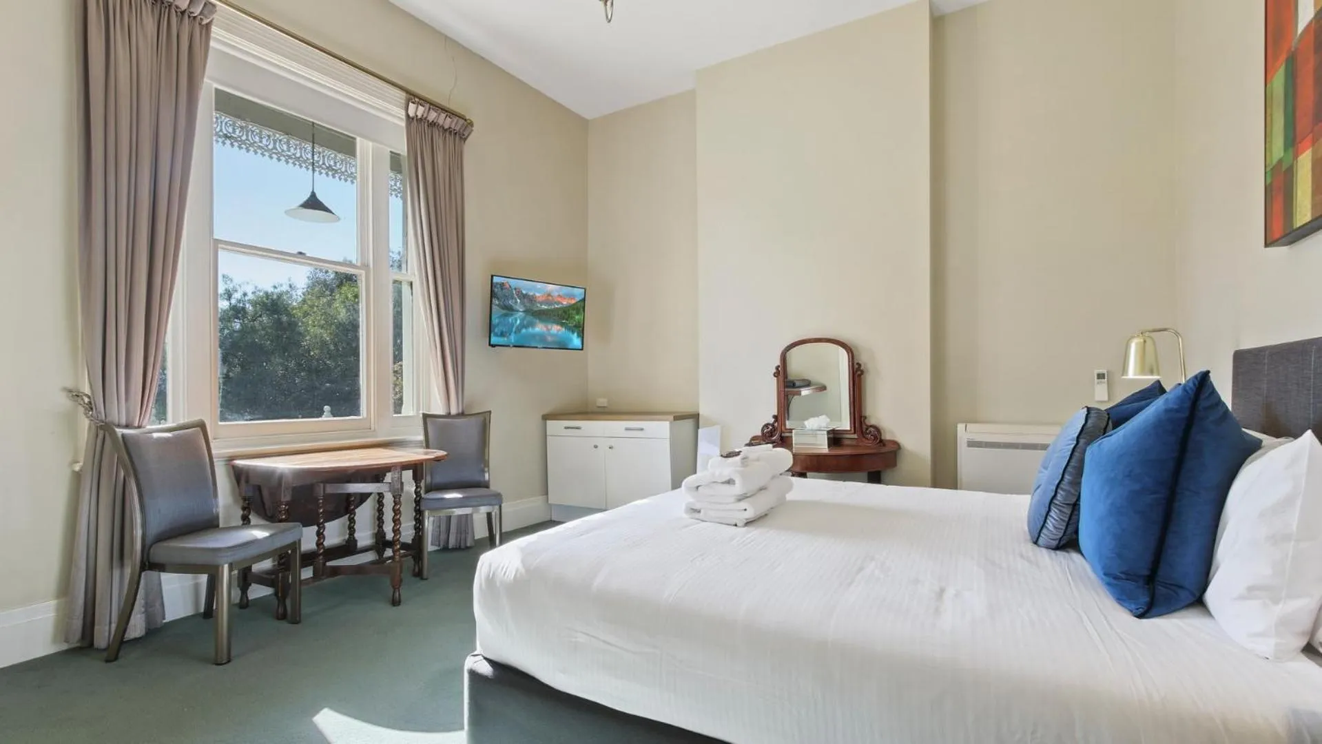 Bedroom, Bed in The Riversleigh