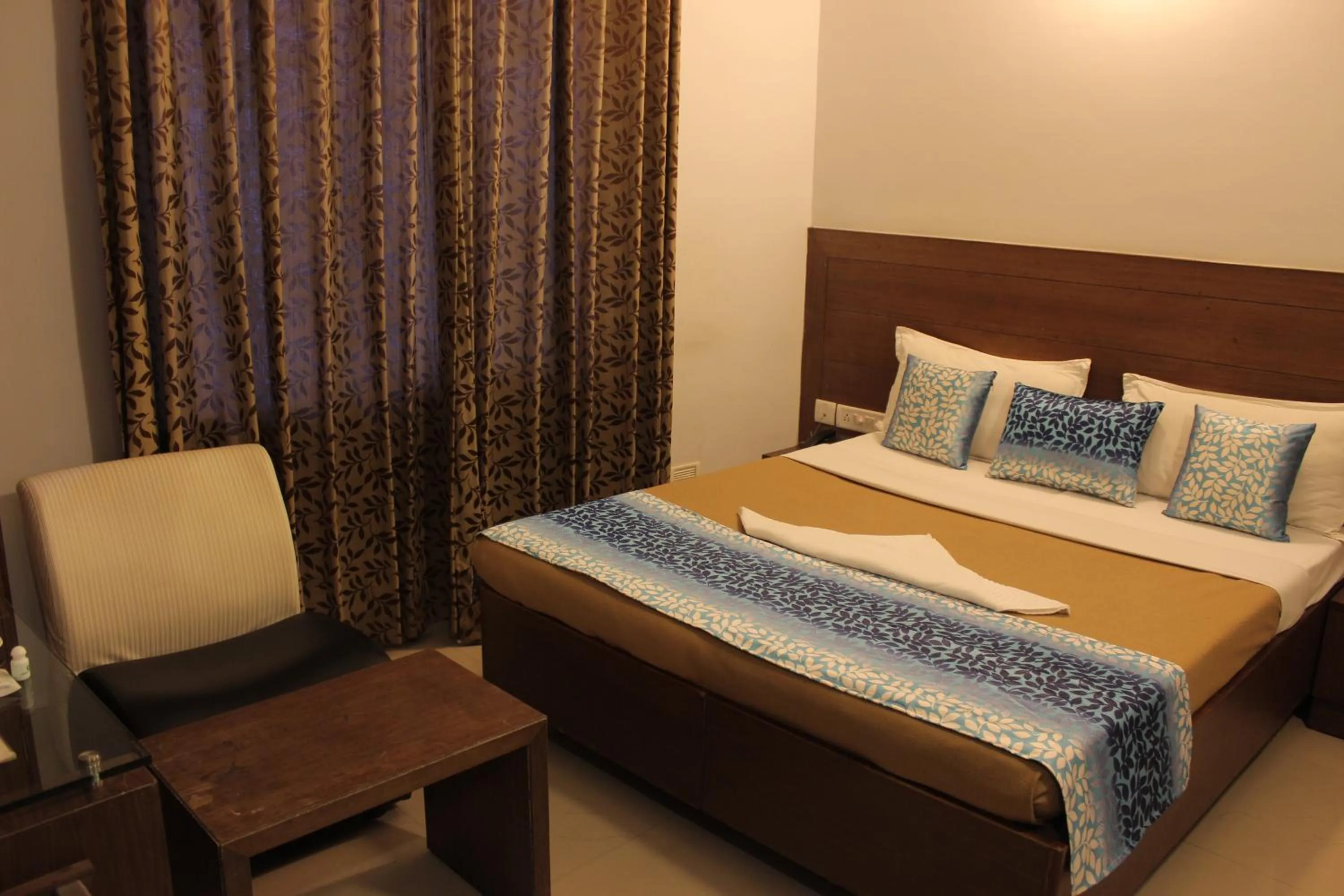 Photo of the whole room, Bed in Mount Residency