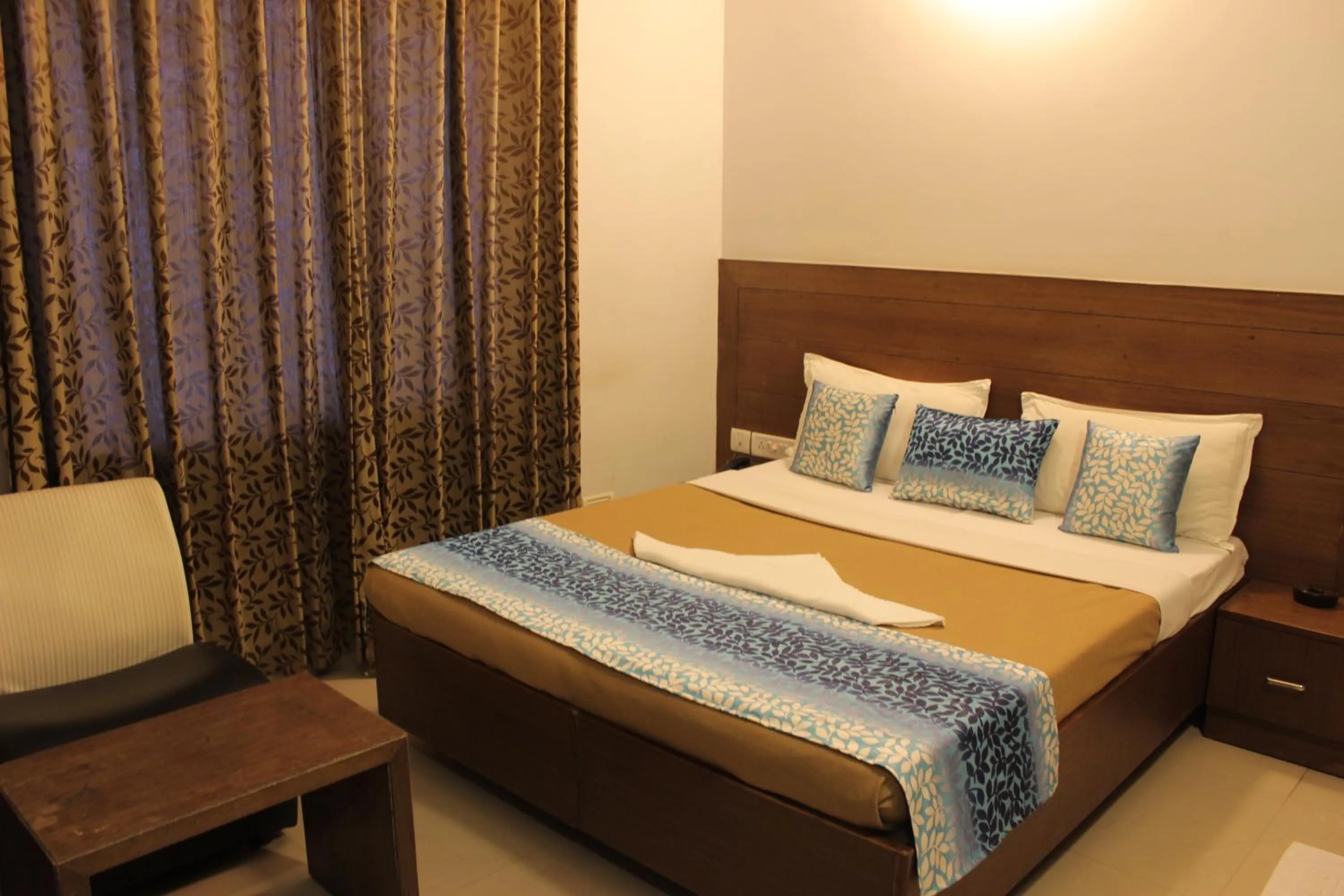 Photo of the whole room, Bed in Mount Residency