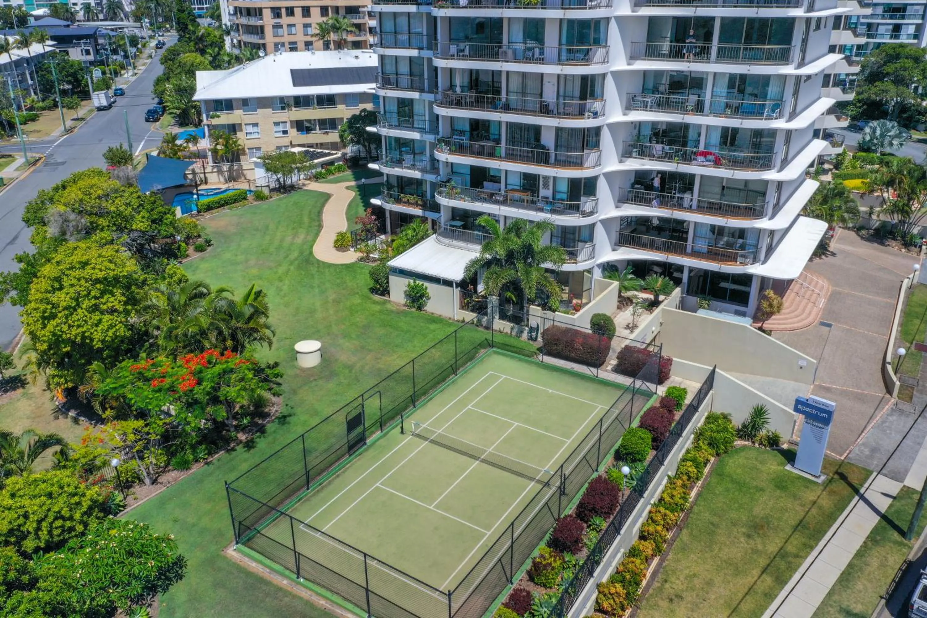 Tennis court in Spectrum Holiday Apartments
