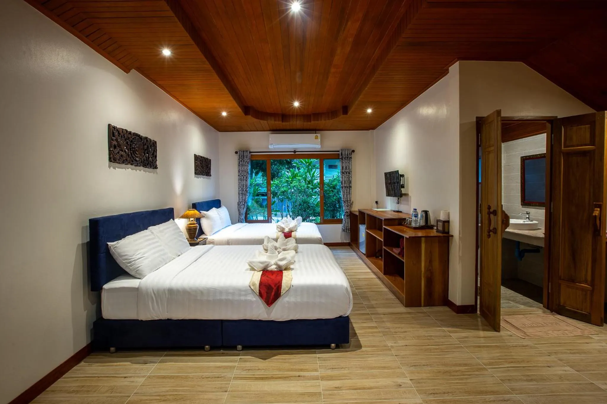 Bed in Nice Beach Resort Koh Pha-ngan