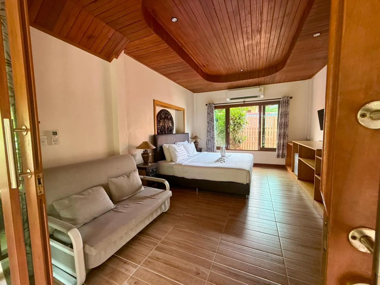 Photo of the whole room, Bed in Nice Beach Resort Koh Pha-ngan