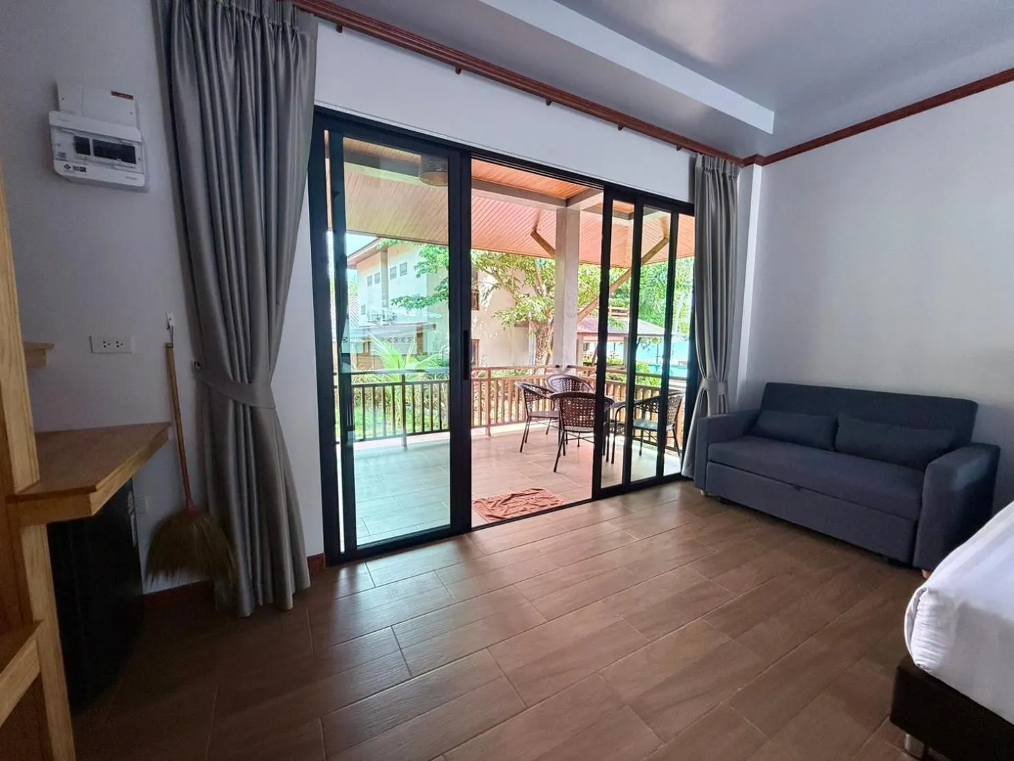 Seating area, Bed in Nice Beach Resort Koh Pha-ngan