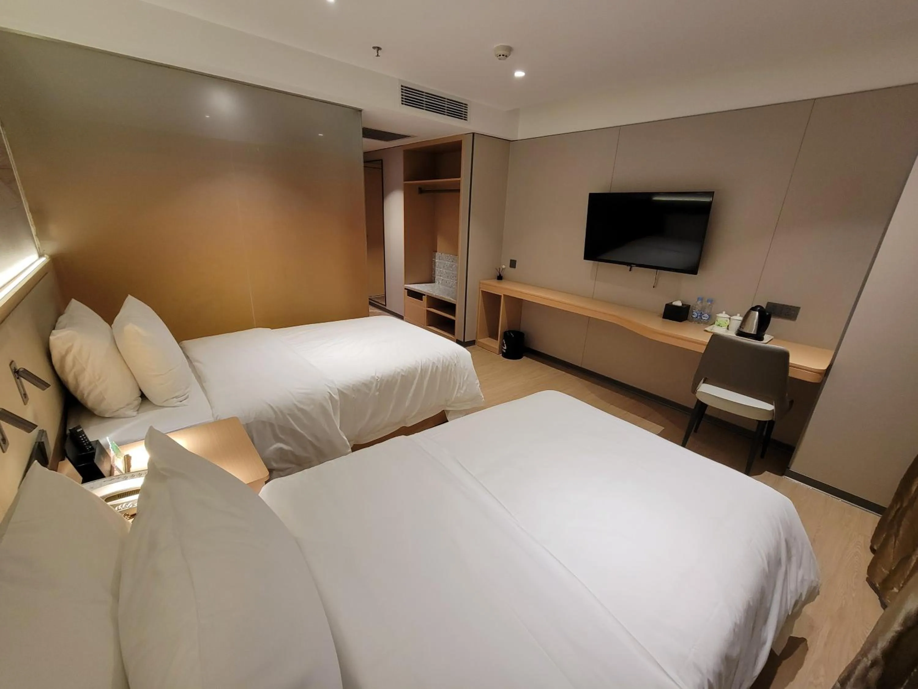 Bed in Guangdong Baiyun City Hotel