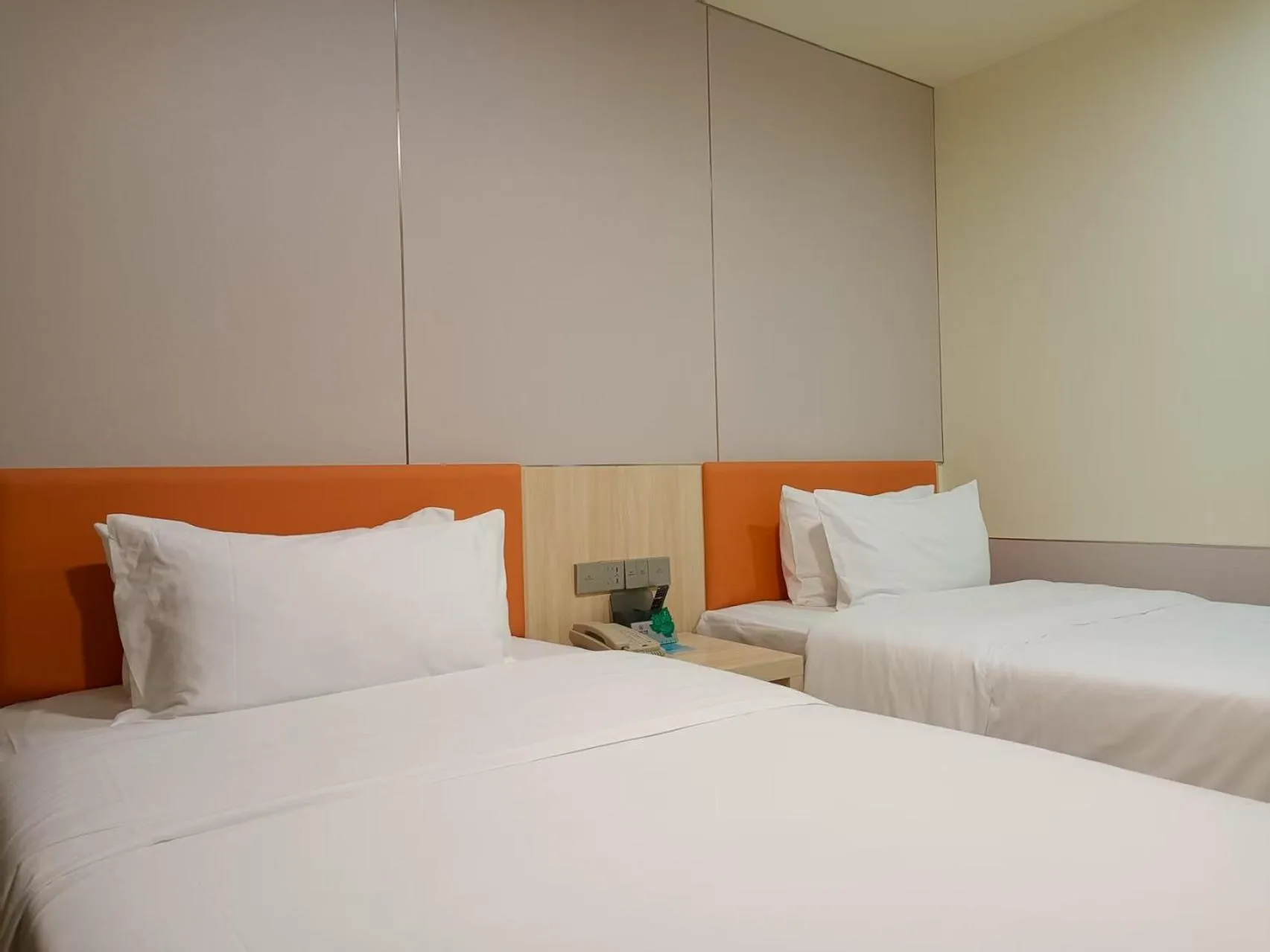 Bed in Guangdong Baiyun City Hotel